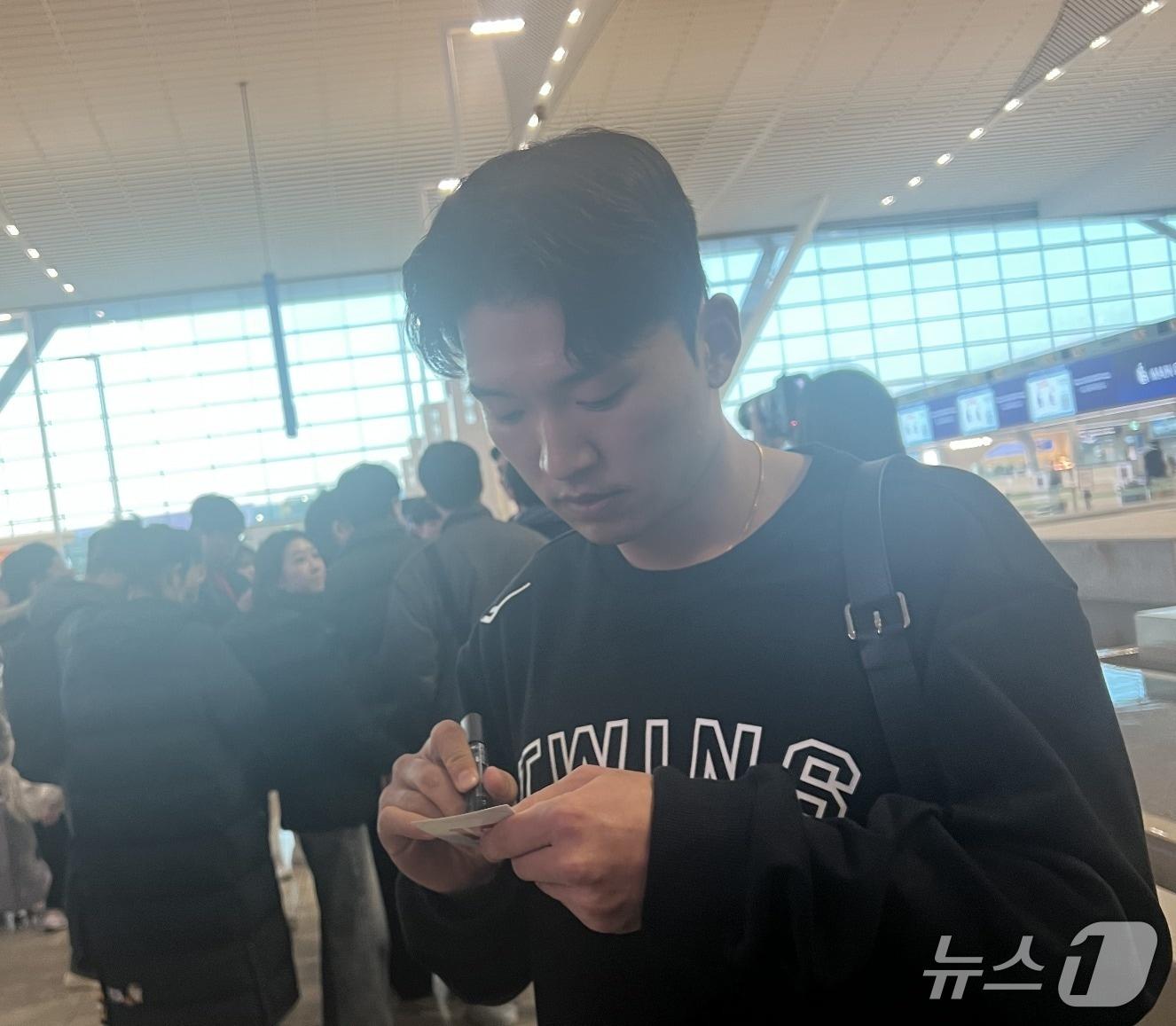 본문 이미지 - LG 트윈스 박해민이 22일 인천국제공항에서 야구팬에게 사인해주고 있다. 2026.1.22/뉴스1 ⓒ News1 이상철 기자