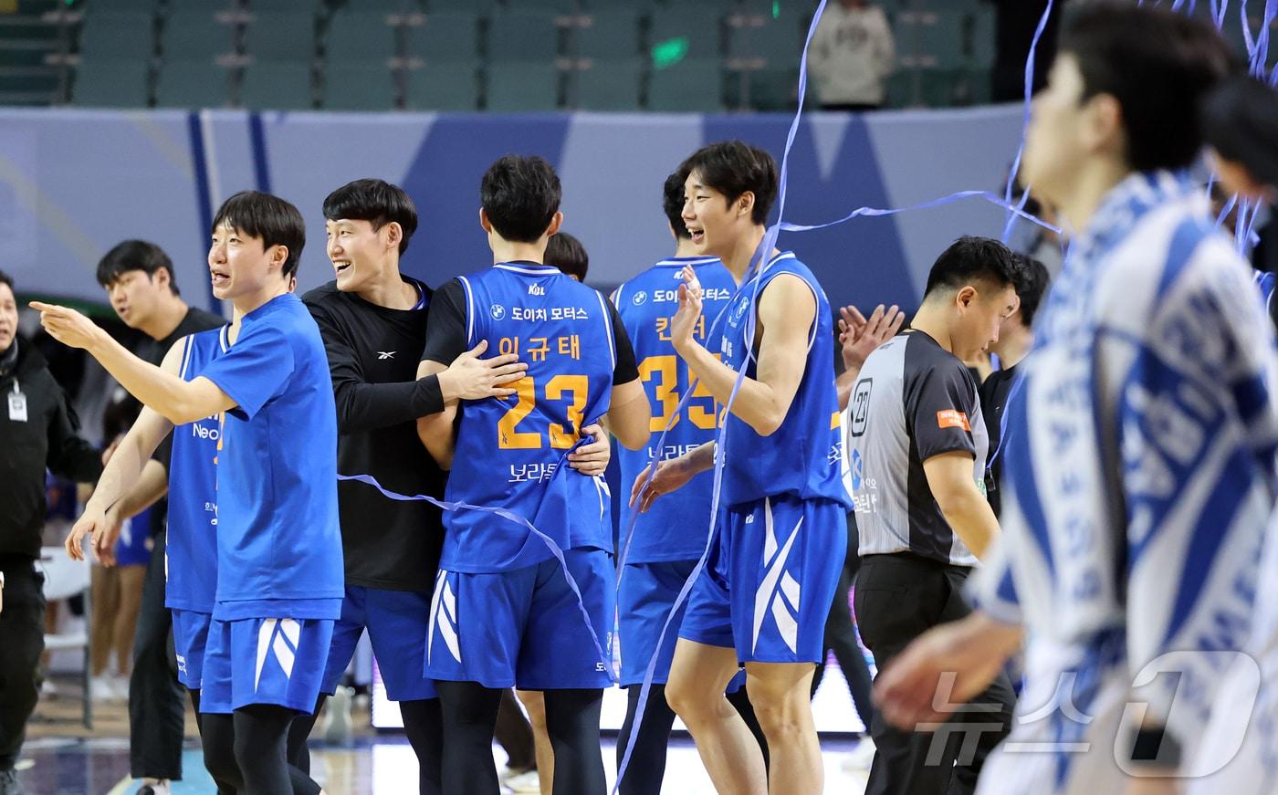 본문 이미지 - 22일 오후 서울 송파구 잠실 잠실실내체육관에서 열린 2025-2026 LG전자 프로농구 정규리그 서울 삼성 썬더스와 대구 한국가스공사의 경기, 92대85 승리를 거둔 삼성 선수들이 기쁨을 나누고 있다. 2026.1.22/뉴스1 ⓒ News1 김진환 기자