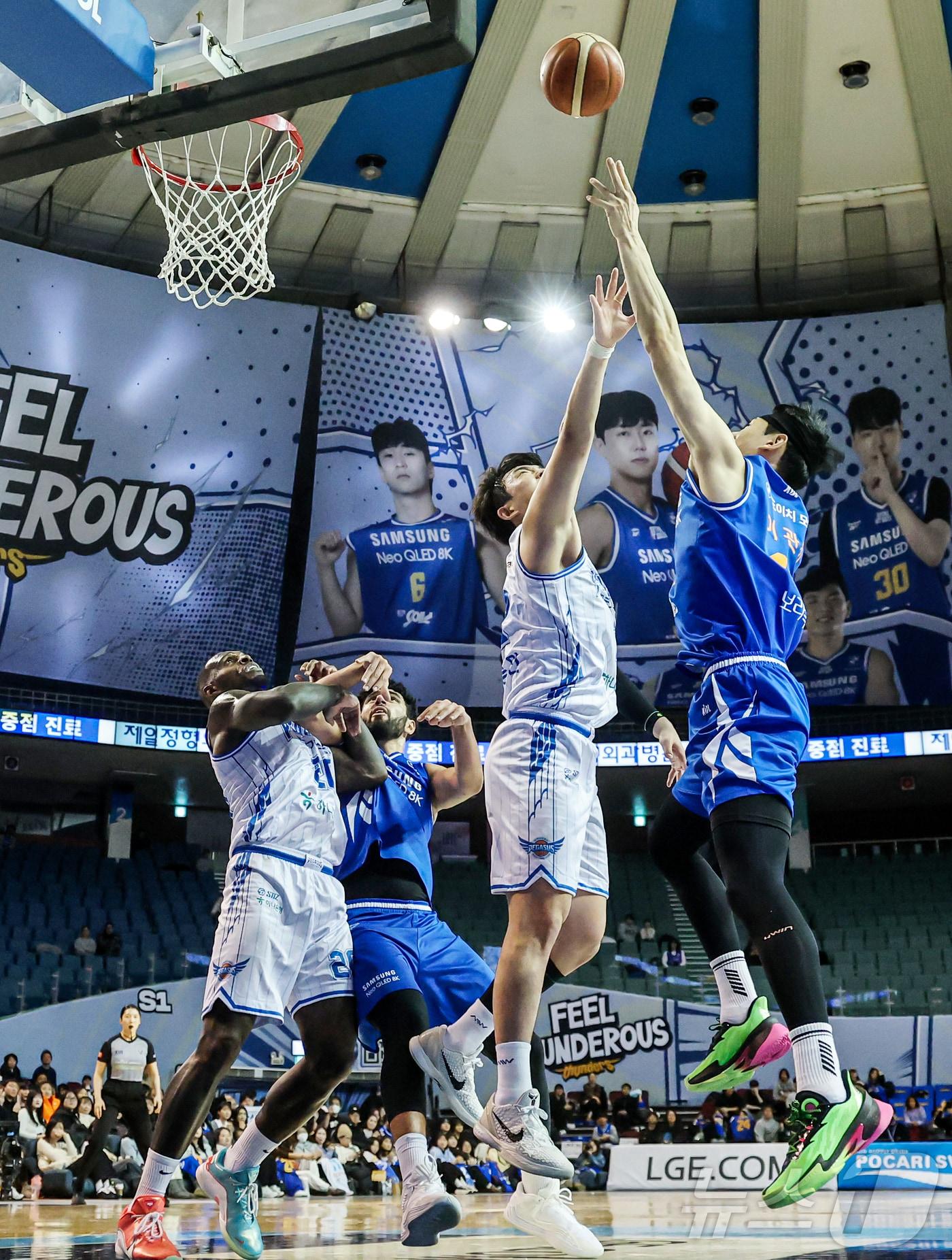 본문 이미지 - 서울 삼성 이관희(오른쪽)2026.1.22 ⓒ 뉴스1 김진환 기자