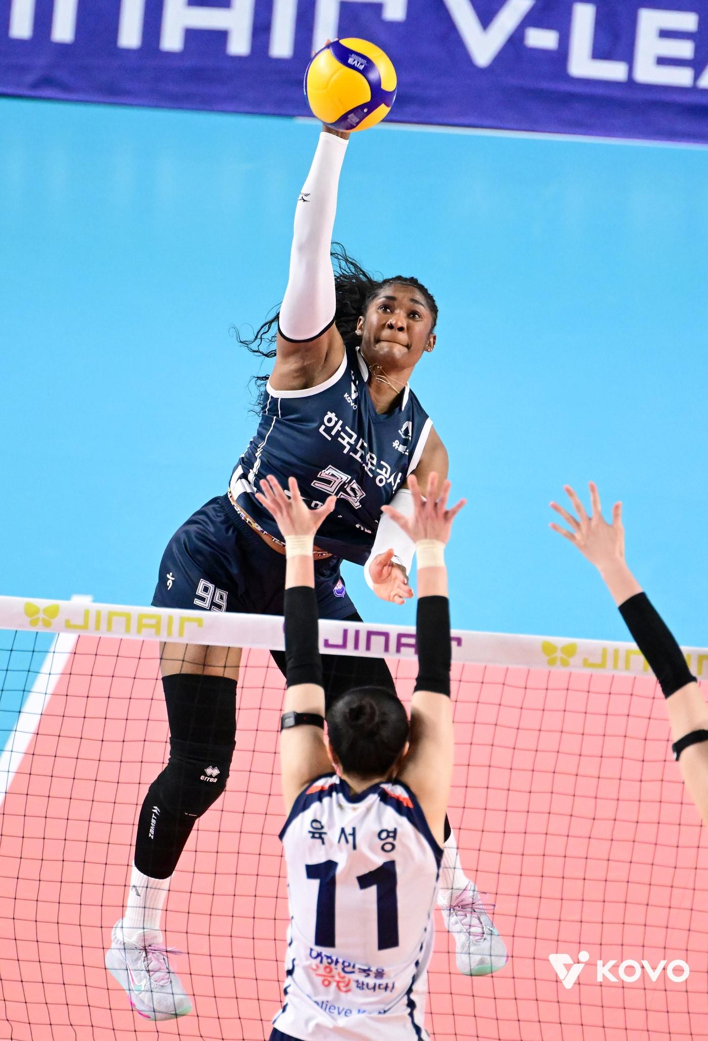 본문 이미지 - 한국도로공사 외국인 선수 모마가 22일 경북 김천체육관에서 열린 2025-26 V리그 여자부 IBK기업은행전에서 공격을 펼치고 있다. (KOVO 제공)