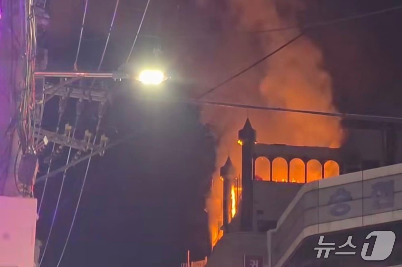 본문 이미지 - 인천 계양구 계산동에서 발생한 화재 현장 모습. (독자제공/뉴스1)