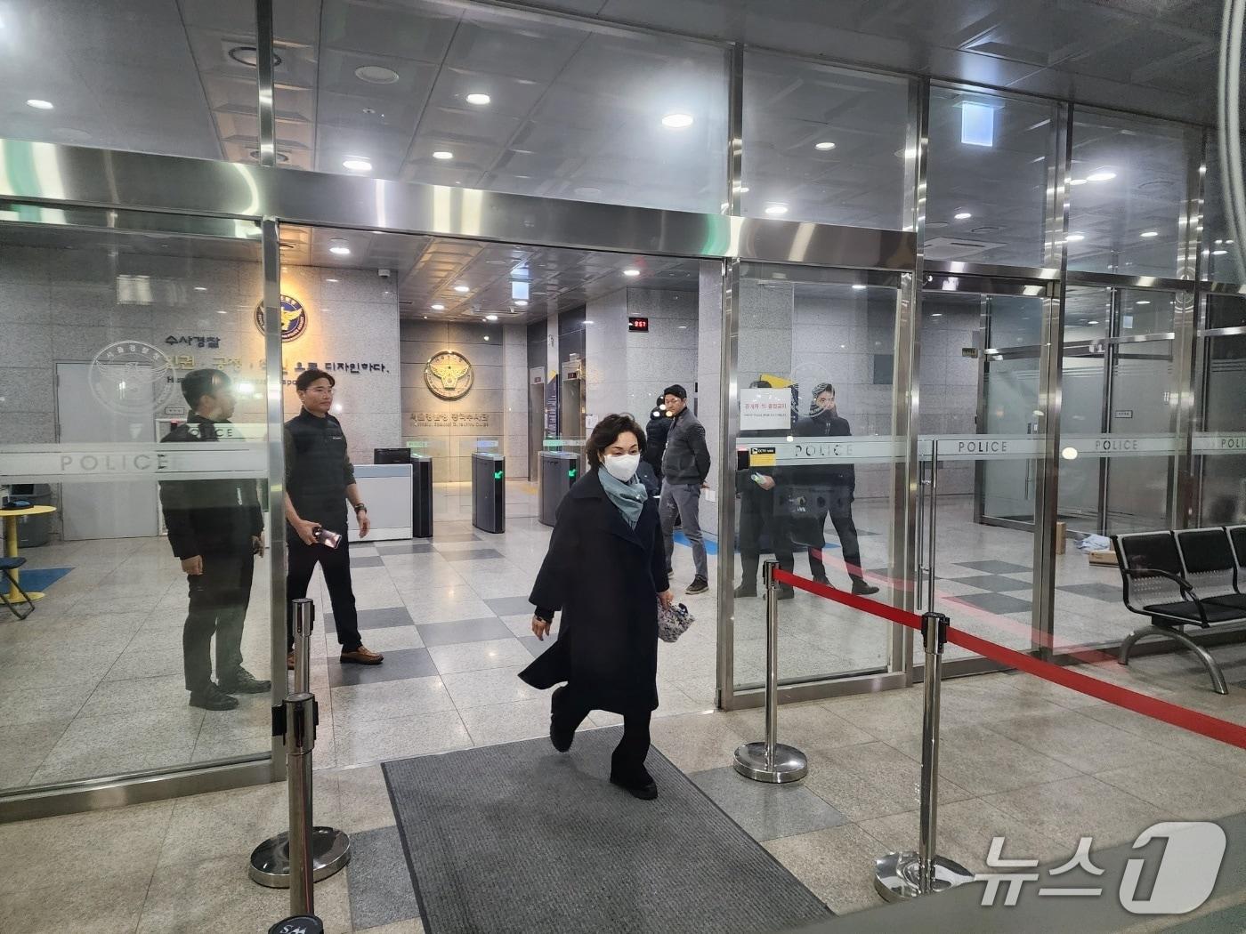 본문 이미지 - 김병기 무소속 의원의 배우자 이 모 씨가 22일 오후 마포구 서울경찰청 공공범죄수사대에서 법인카드 유용 의혹과 관련 피의자 신분으로 조사를 마치고 퇴장하고 있다. 2026.1.22/뉴스1 ⓒ News1 권진영 기자