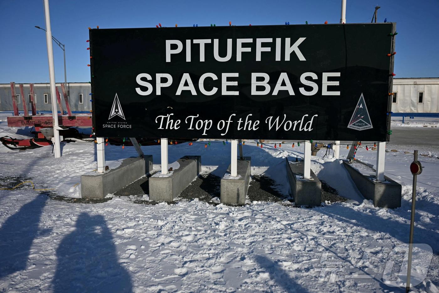 본문 이미지 - 그린란드에 설치된 미국의 피투피크 우주군 기지 표지판이 보이고 있다. 2025.3.28./뉴스1 ⓒ 로이터=뉴스1 ⓒ News1 이창규 기자