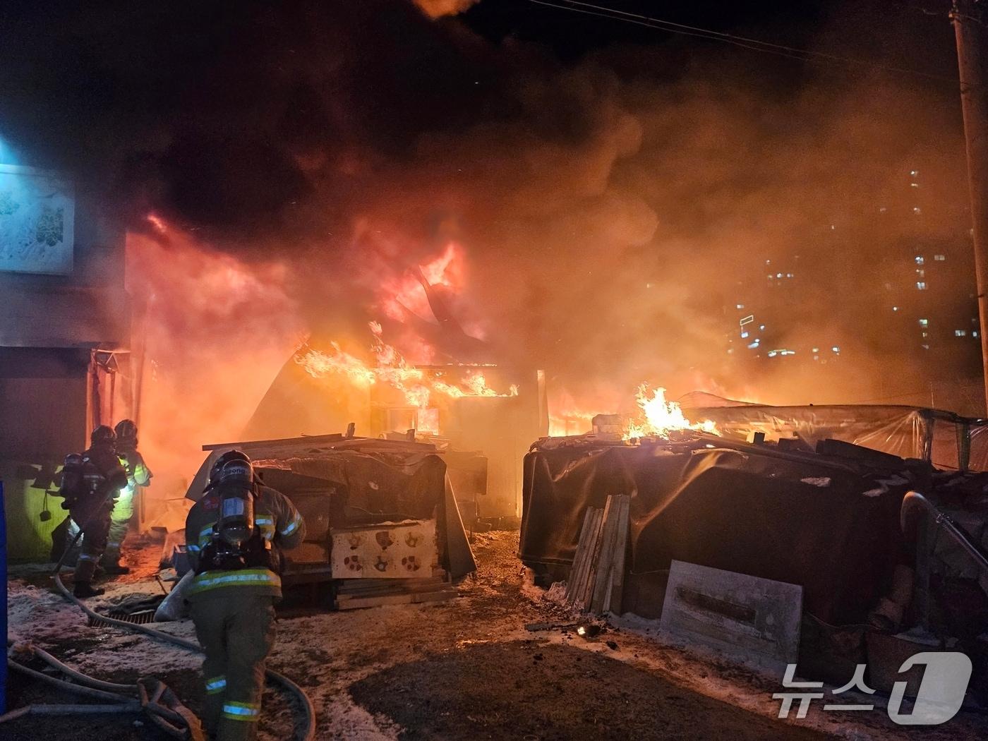 본문 이미지 - 아산 좌부동 근린생활시설 화재 현장. (아산소방서 제공, 재판매 및 DB금지) / 뉴스1
