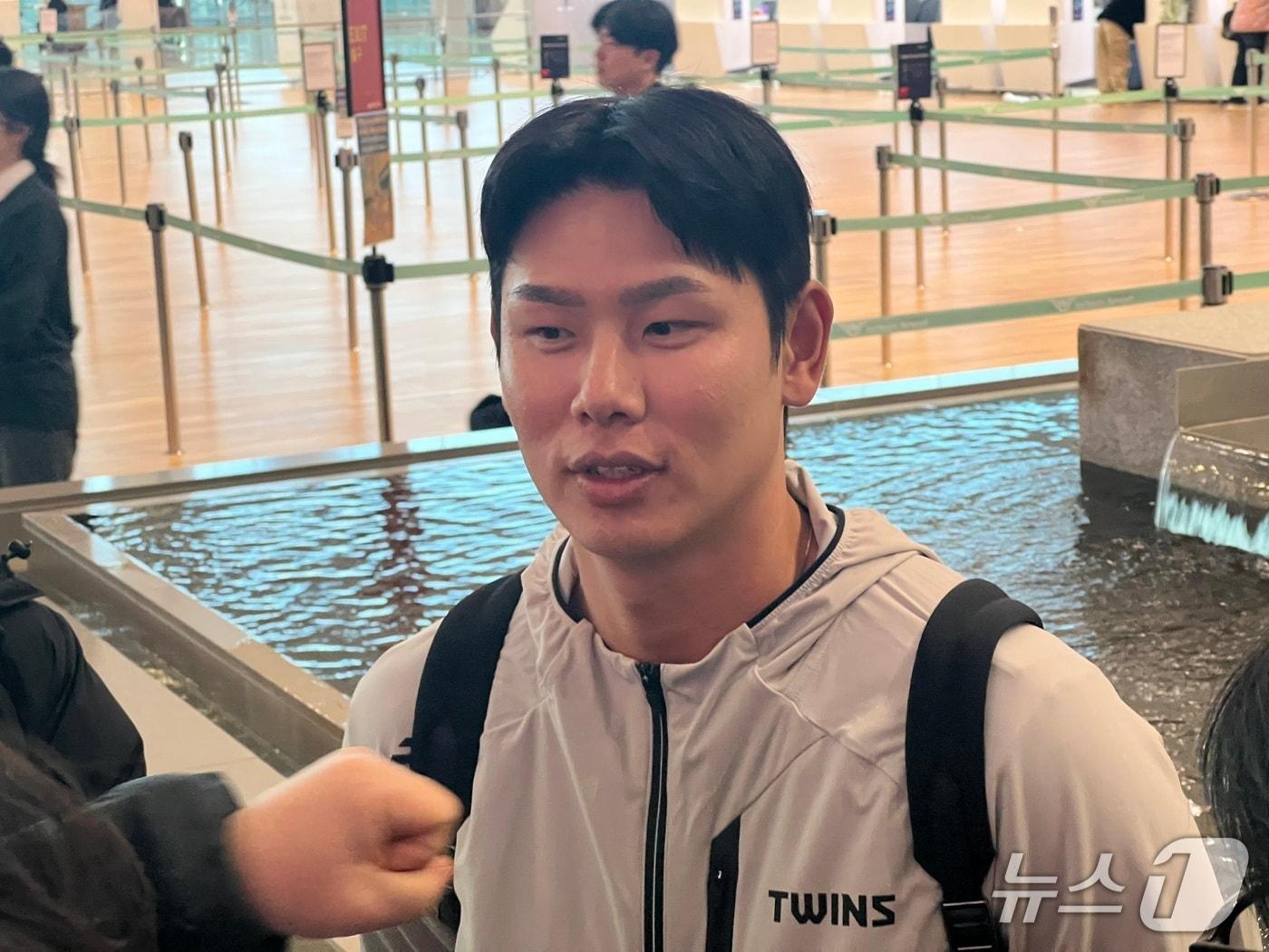 본문 이미지 - LG 트윈스 외야수 홍창기가 22일 인천국제공항에서 취재진과 인터뷰를 하고 있다. 2026.1.22/뉴스1 ⓒ News1 이상철 기자