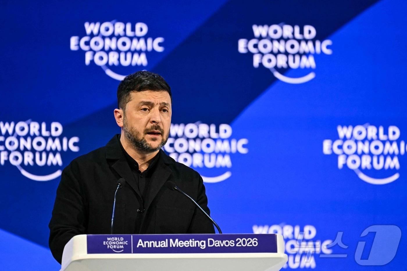 본문 이미지 - 볼로디미르 젤렌스키 우크라이나 대통령이 2026년 1월 22일 스위스 다보스에서 열린 세계경제포럼(WEF) 연차총회에서 연설하고 있다.2026.01.22.ⓒ AFP=뉴스1