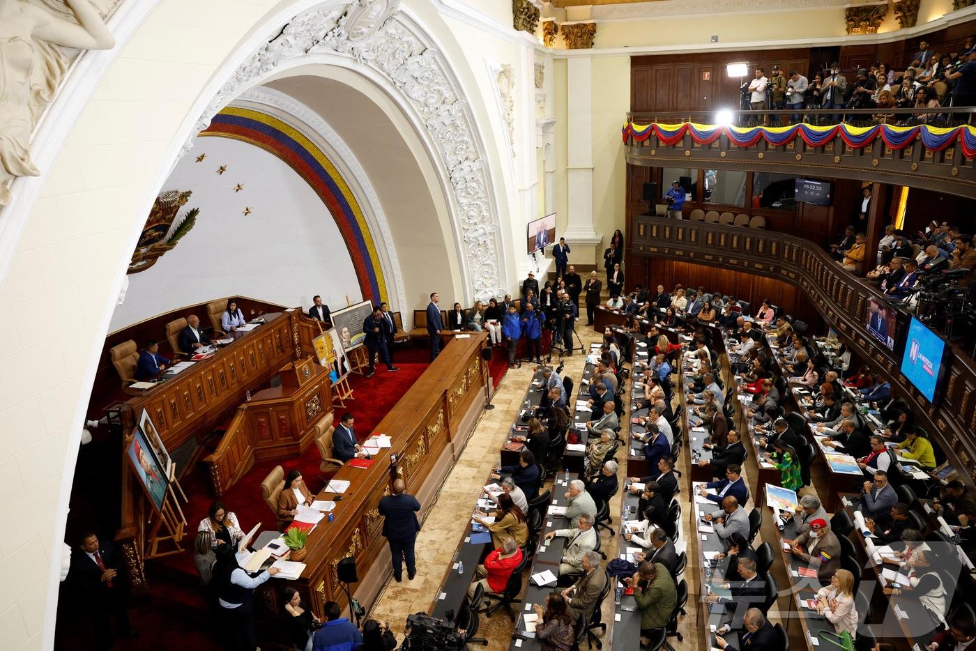 본문 이미지 -  2026년 1월 22일 호르헤 로드리게스 국회의장, 페드로 인판테 부의장(제1부의장), 그레시아 콜메나레스 부의장(제2부의장)이 석유법 개정안을 논의하기 위해 베네수엘라 국회에 참석하고 있다. ⓒ 로이터=뉴스1