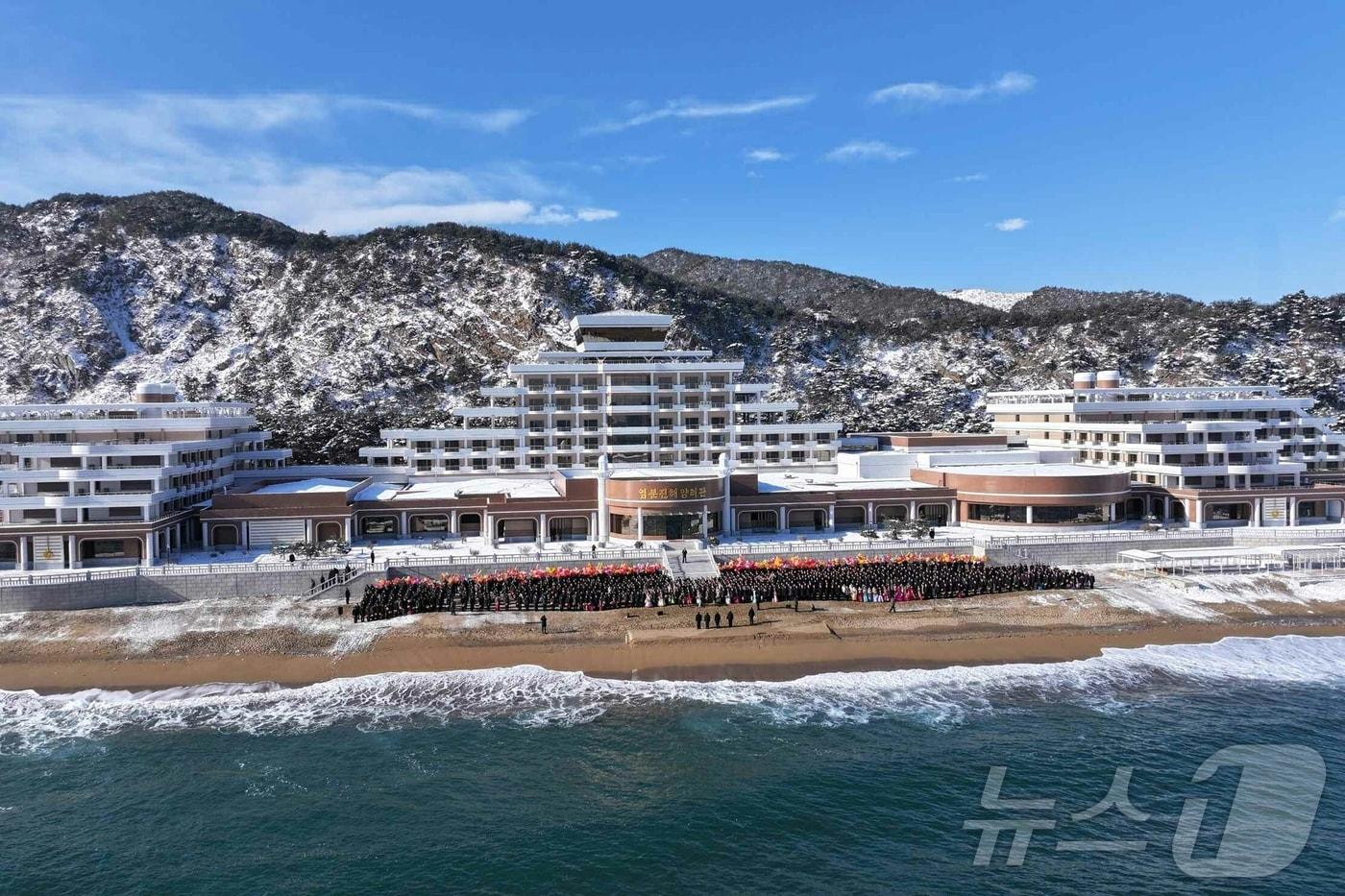 본문 이미지 - (평양 노동신문=뉴스1) = 북한 노동당 기관지 노동신문은 23일 염분진해안공원지구 준공식이 지난 21일 진행됐다고 보도했다. [국내에서만 사용가능. 재배포 금지. DB 금지. For Use Only in the Republic of Korea. Redistribution Prohibited] rodongphoto@news1.kr