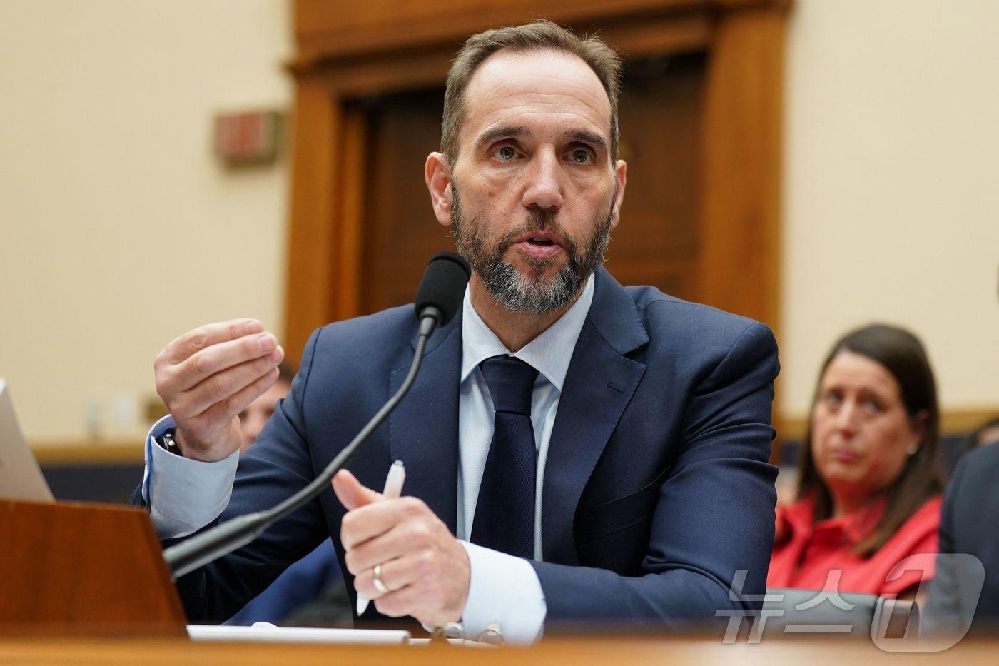 본문 이미지 - 22일(현지시간) 미국 워싱턴 DC 국회의사당에서 열린 하원 법사위원회 청문회에서 잭 스미스 전 특별검사가 증언하고 있다.2026.01.22.ⓒ AFP=뉴스1