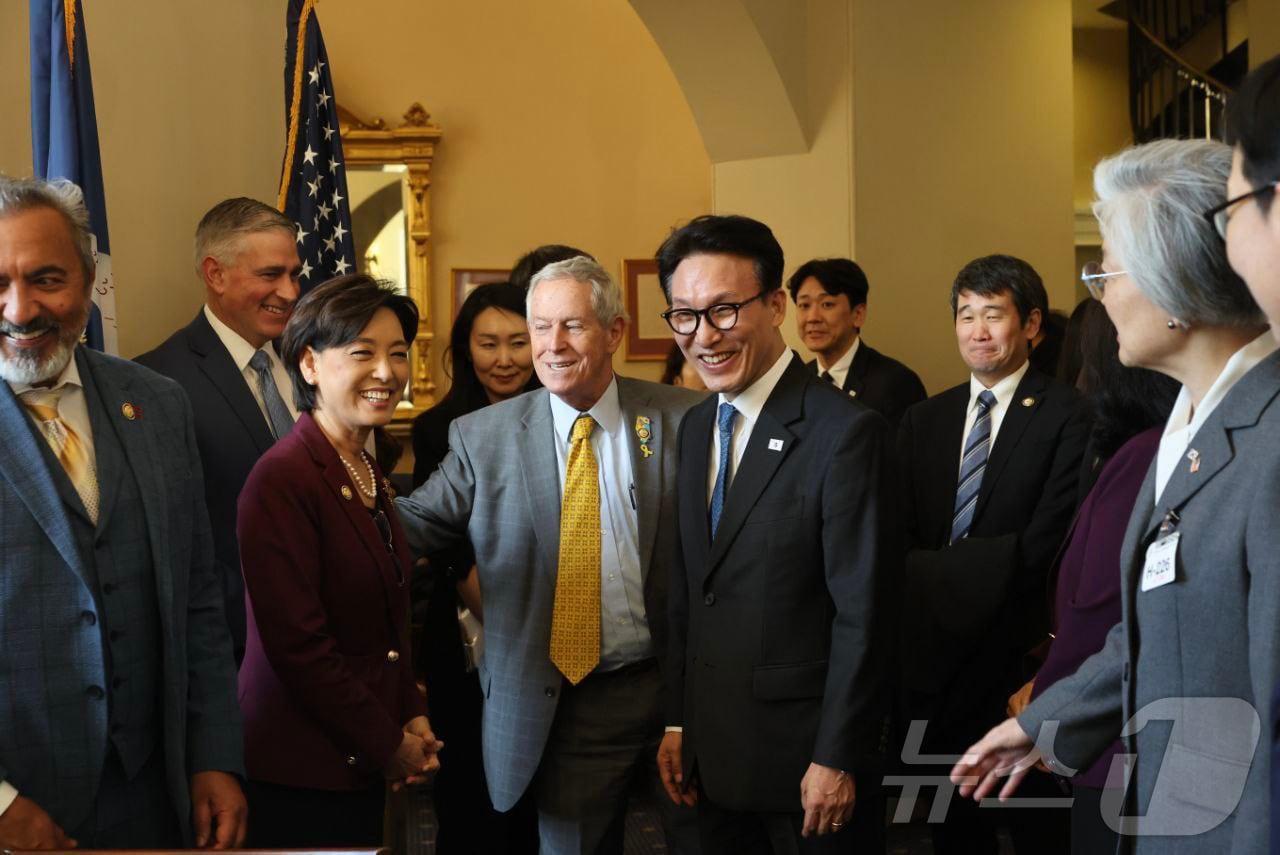 본문 이미지 - 김민석 국무총리가 22일(현지시간) 미국 국회의사당에서 열린 미 하원 주요인사 초청 오찬 간담회에 참석해 참석자들과 인사하고 있다. (총리실 제공. 재판매 및 DB 금지) 2026.1.23/뉴스1