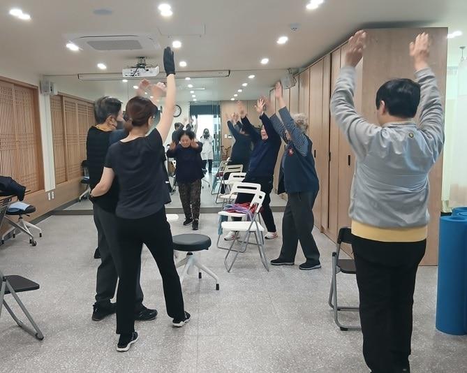 본문 이미지 - 관절 가동성 운동 및 근력운동(종로구 제공)