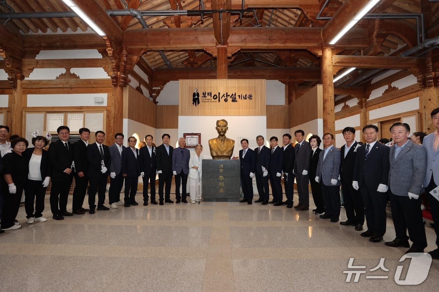 본문 이미지 - 충북 진천군 보재 이상설 기념관 독립운동가 흉상 제막식 모습.(진천군 제공, 재판매 및 DB금지)/뉴스1