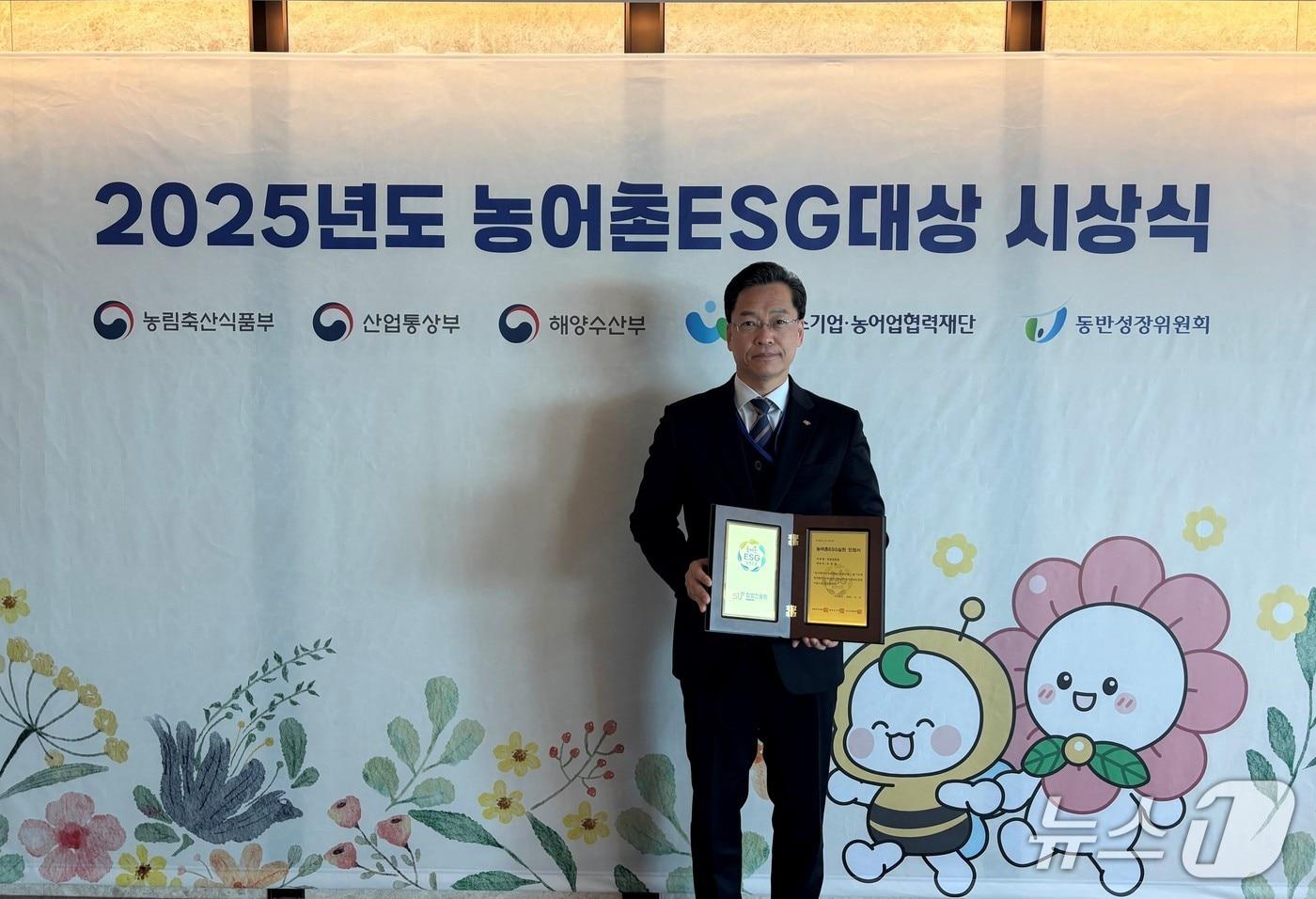 본문 이미지 - 이장훈 창업진흥원 경영본부장이 인정패를 들고 기념 촬영을 하고 있다.(창업진흥원 제공)