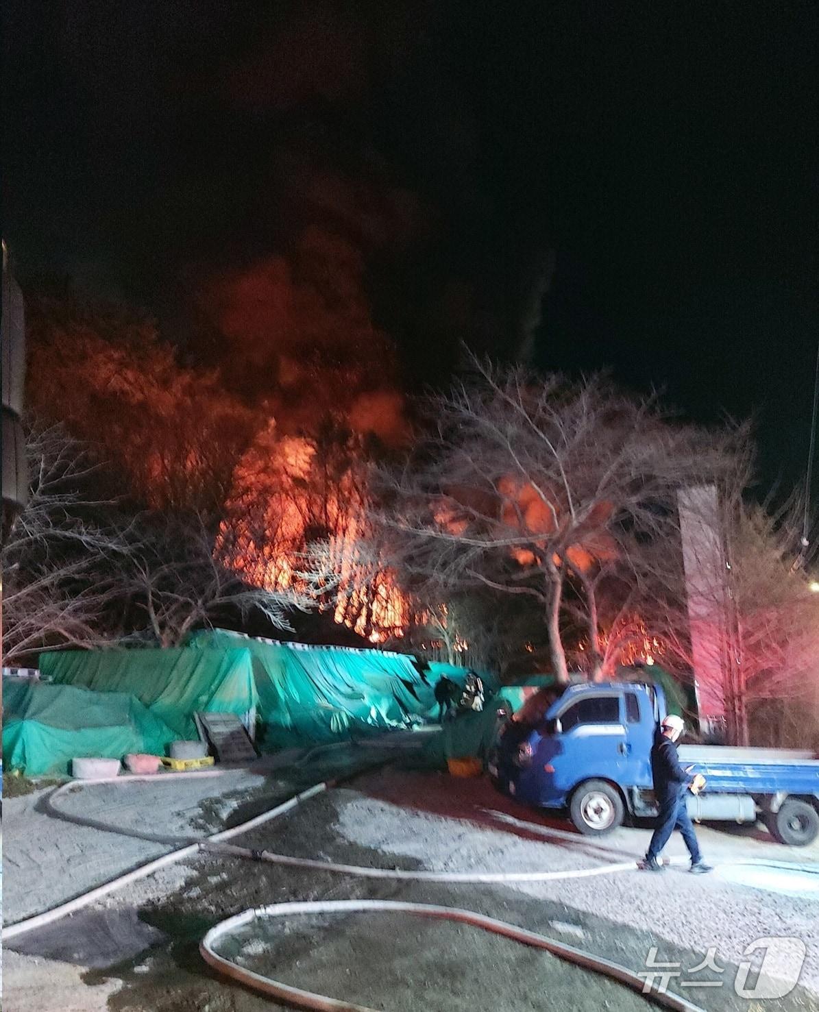 본문 이미지 - 부산 기장군 공장 화재가 인접 산림으로 산불 전이하는 모습.  (산림청 국립산림과학원 제공.재판매 및 DB금지)/뉴스1 