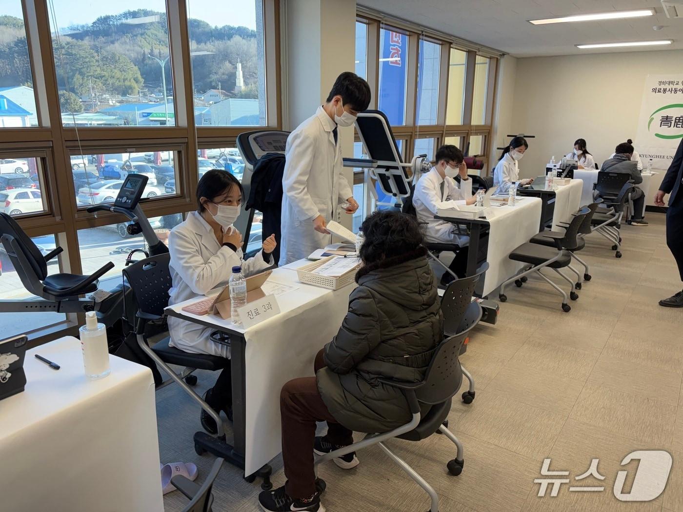 본문 이미지 - 대형 산불이 발생한 광양시 옥곡면 주민대피소에서 22일 경희대 한의대 봉사동아리 '청록회' 학생들이 주민들을 진료하고 있다. /뉴스1 