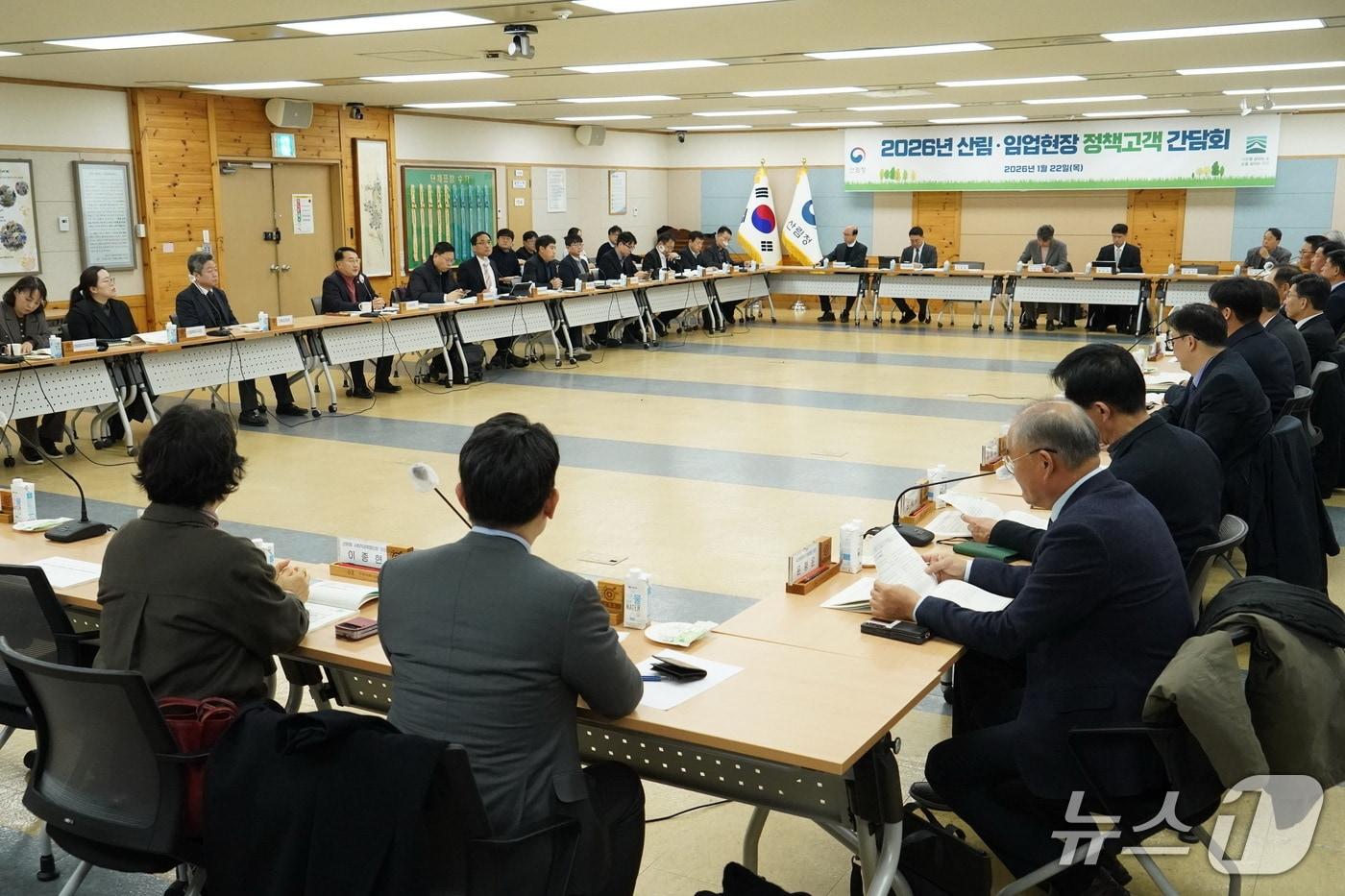 본문 이미지 - 김인호 산림청(정면 방향 왼쪽에서 네 번째)이 ‘산림·임업현장 정책고객 간담회’를 주재하고 있다(산림청 제공.재판매 및 DB금지)/뉴스1