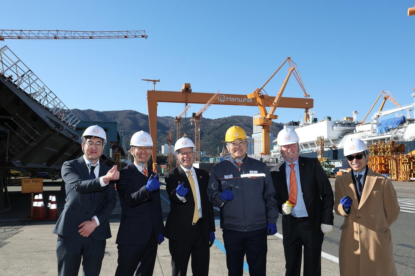 본문 이미지 - 22일 빅터 피델리 캐나다 온타리오주 경제개발부 장관(왼쪽에서 세번째)이 김희철 한화오션 대표이사(왼쪽에서 네번째) 등과 함께 대형 골리앗 크레인을 배경으로 기념사진을 찍고 있다. (한화오션 제공)
