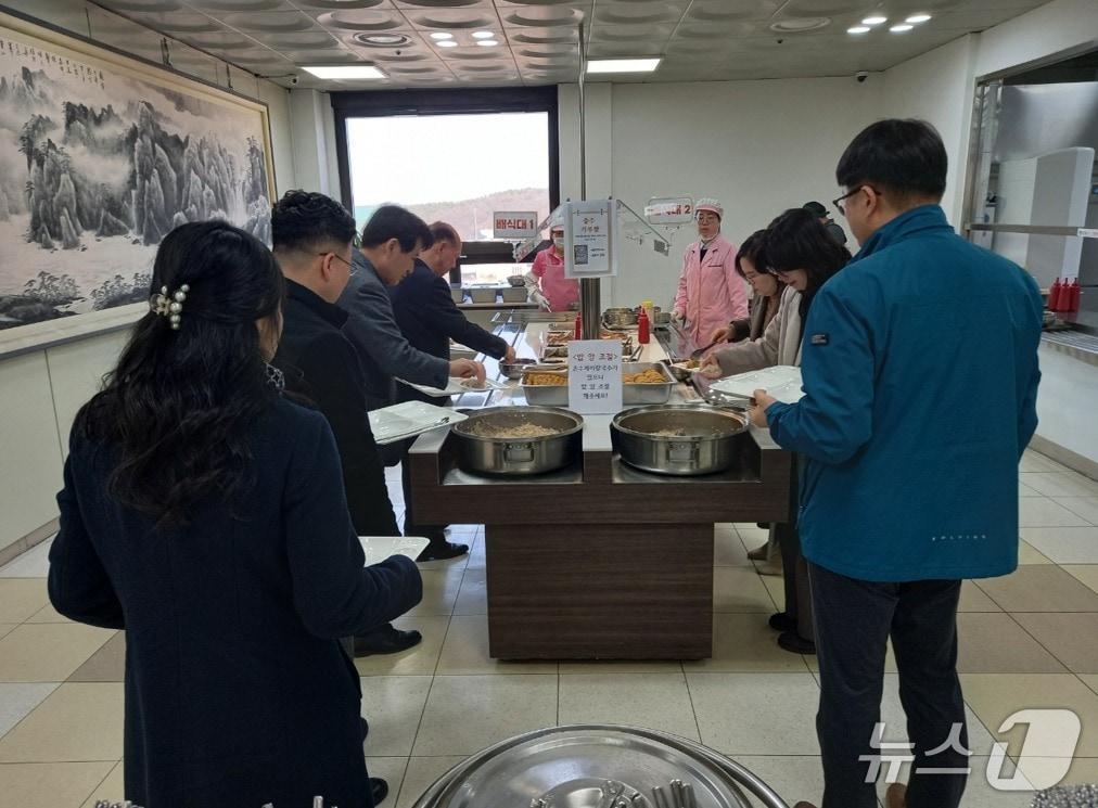 본문 이미지 - 충주시청 구내식당 가루쌀 수제비 배식 모습.(충주시 제공. 재판매 및 DB금지)/뉴스1 