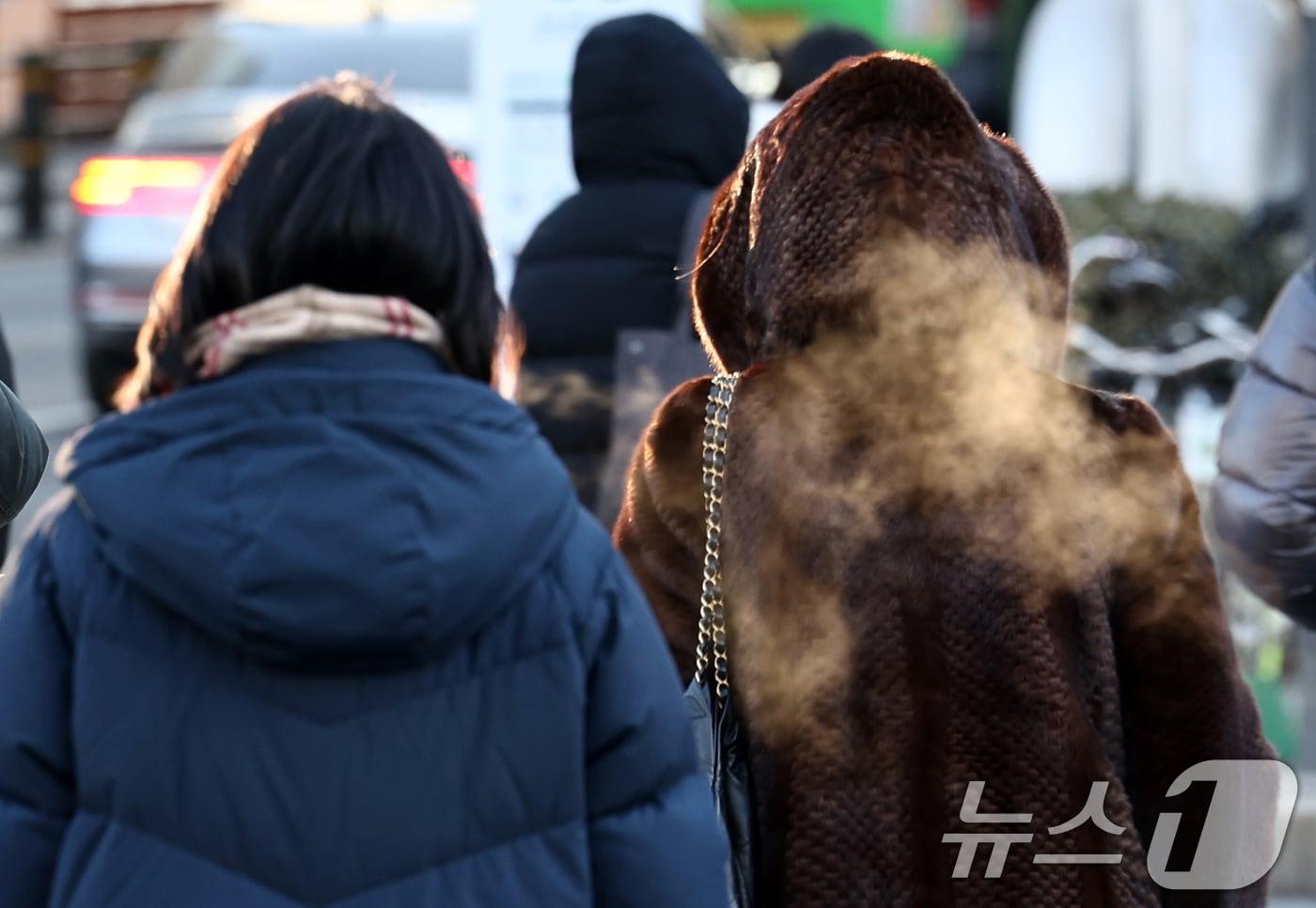 본문 이미지 - 연일 한파가 이어지는 23일 오전 서울 종로구 세종대로사거리에서 두터운 옷차림을 한 시민들이 발걸음을 서두르고 있다. 2026.1.23/뉴스1 ⓒ News1 최지환 기자