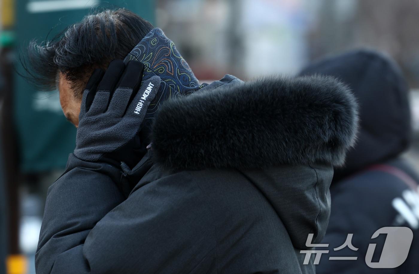 본문 이미지 - 연일 한파가 이어지는 23일 오전 서울 종로구 세종대로사거리에서 두터운 옷차림을 한 시민들이 발걸음을 서두르고 있다. 2026.1.23/뉴스1 ⓒ News1 최지환 기자