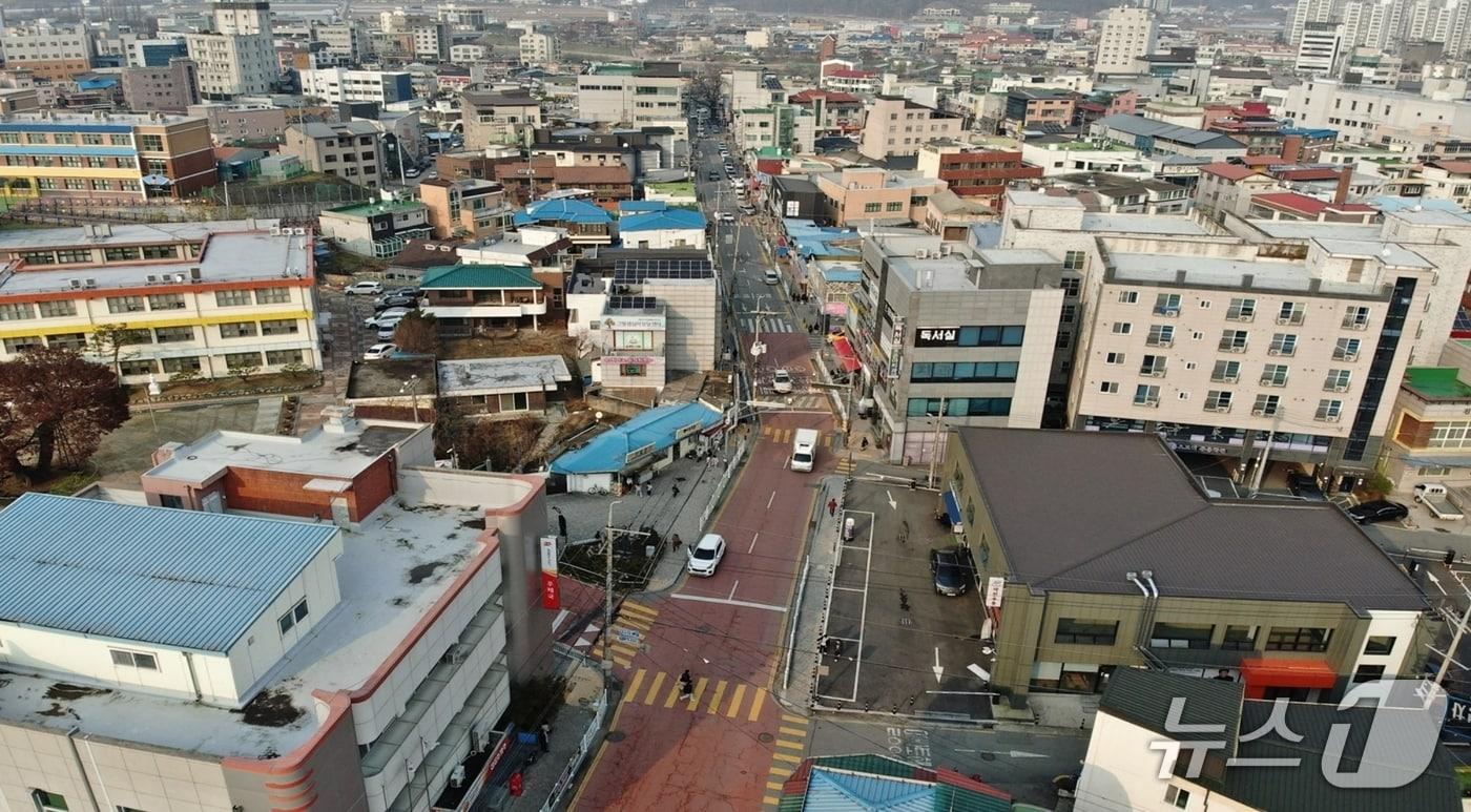 본문 이미지 - 충북 진천군이 전선 지중화 사업을 추진하는 진천읍 행정복지센터에서 KT 진천지사까지 이어지는 구간 현재 모습.(진천군 제공, 재판매 및 DB금지)/뉴스1