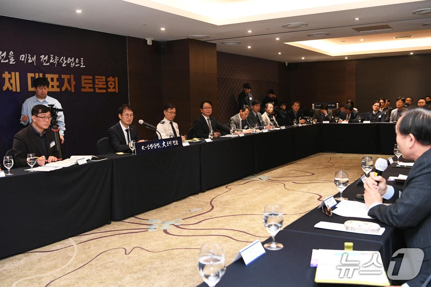 본문 이미지 - 김승룡 소방청장 직무대행이 22일 소방산업대상 시상식 후에 소방산업체 대표자 토론회를 주재 하고 있다.(소방청 제공)