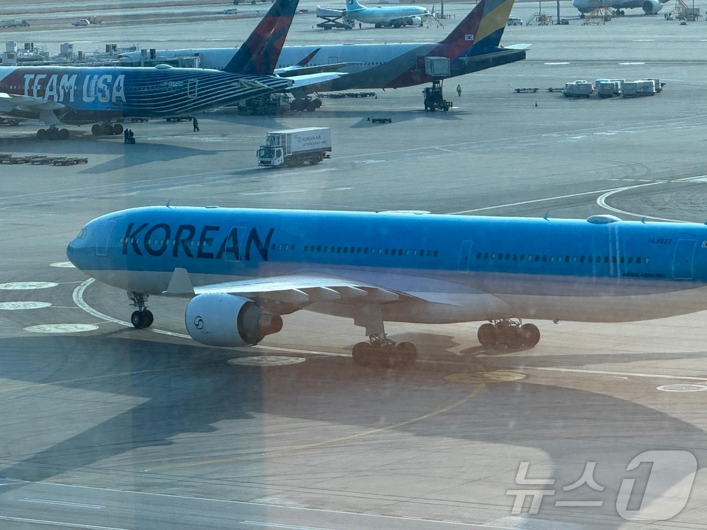 본문 이미지 - 캄보디아를 거점으로 대규모 스캠 범죄를 저질러 강제 송환된 한국 국적 피의자 73명을 태운 전세기가 23일 오전 9시 36분 인천국제공항에 도착했다. ⓒ News1 박소영 기자