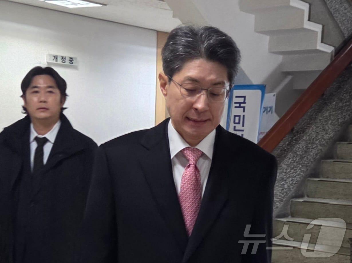 본문 이미지 - 23일 대구지법에서 공직선거법 위반 혐의로 기소된 정장수 전 대구시 경제부시장이 법정으로 향하고 있다. 2026.1.23/뉴스1 ⓒ News1 이성덕 기자