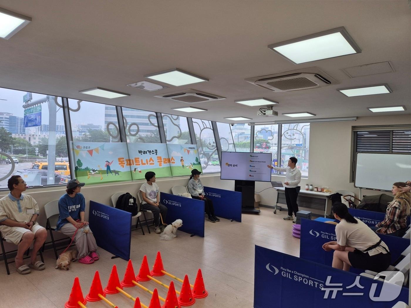 본문 이미지 - '구로댕냥이네 서울시립동물복지지원센터'에서 반려견과 보호자가 함께 참여하는 프로그램이 진행되고 있다.(구로구 제공)