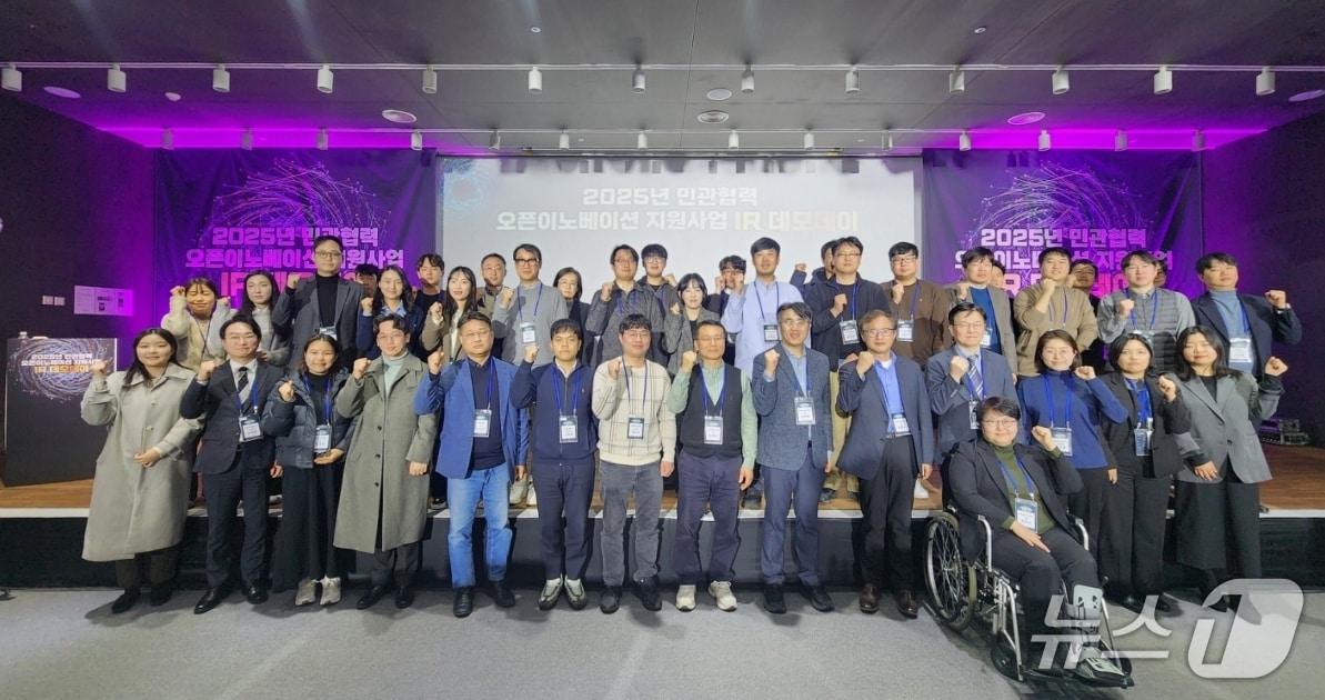 본문 이미지 - 대구창조경제혁신센터가 개최한 민관협력 오픈이노베이션 지원사업 IR 데모데이에 참가한 스타트업 관계자들이 파이팅을 외치고 있다.(대구창조경제혁신센터 제공, 재판매 및 DB 금지)