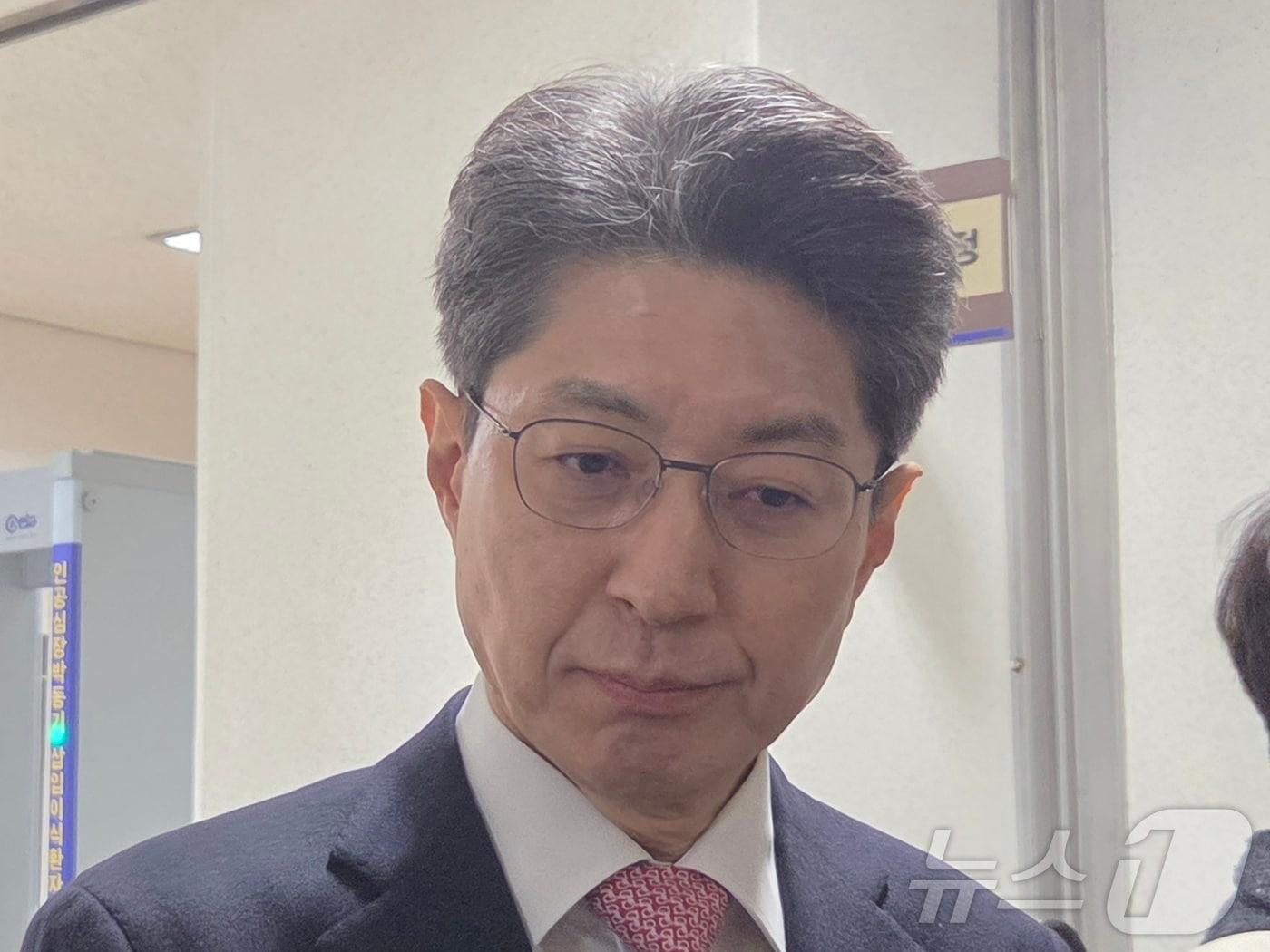 본문 이미지 - 공직선거법 위반 혐의로 불구속 기소된 정장수 전 대구시 경제부시장이 지난 1월23일 대구지법에서 열린 1심에서 벌금 90만원을 선고받은 후 언론과 인터뷰하고 있다. 2026.1.23 ⓒ 뉴스1 이성덕 기자