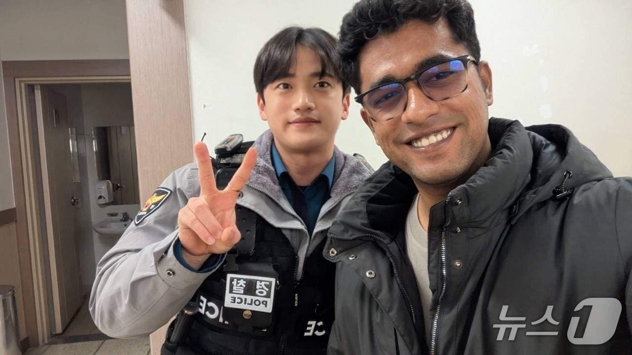 본문 이미지 - 김재록 전주덕진경찰서 아중지구대 순경과 라만 빈 타즈워. (전북경찰청 제공. 재판매 및 DB 금지)