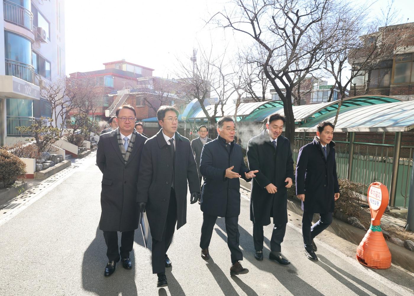본문 이미지 - 김보현 대우건설 사장(앞줄 가운데)와 건축사업본부 임직원들이 22일 성수4지구 내 아파트를 방문하고 있다.(대우건설 제공)뉴스1ⓒ news1