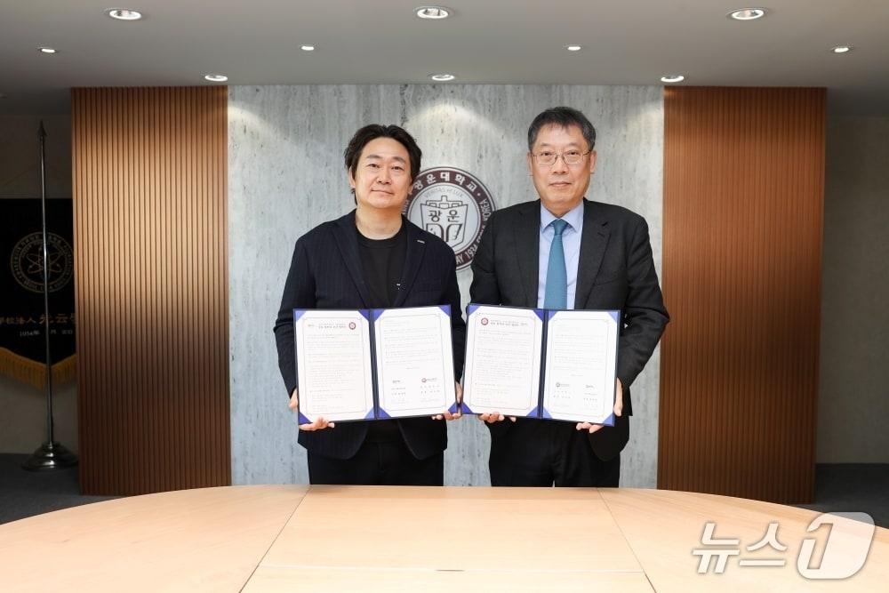 본문 이미지 - 최종복 직스테크놀로지 의장과 윤도영 광운대학교 총장(오른쪽).(광운대 제공)