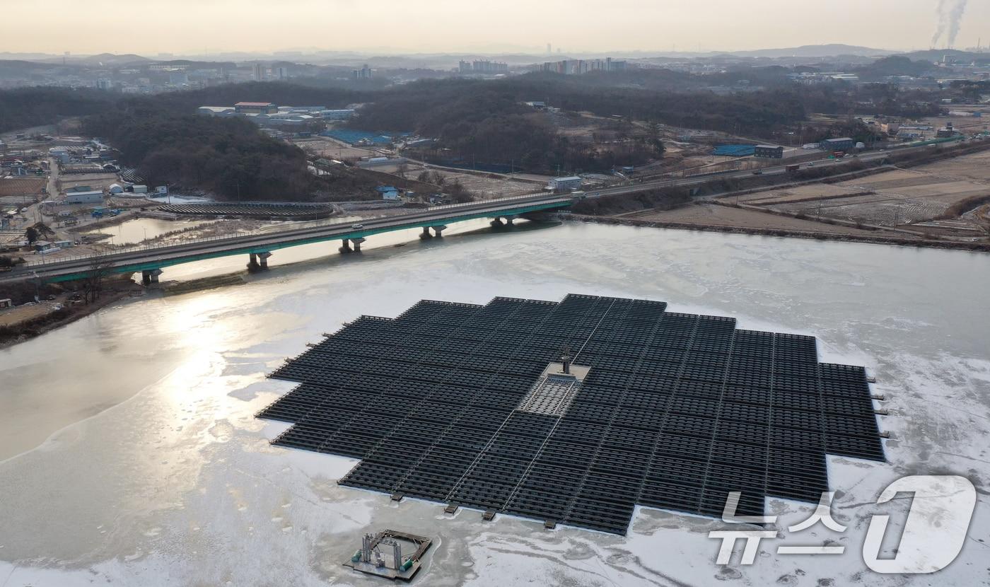 본문 이미지 - 연일 북극 한파가 지속되고 있는 23일 경기 화성시 멱우지에 설치된 수상태양광발전소 주변이 얼어 있다. 2026.1.23/뉴스1 ⓒ News1 김영운 기자