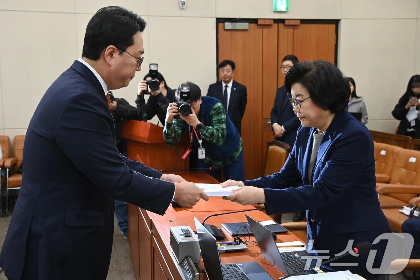 본문 이미지 - 이혜훈 기획예산처 장관 후보자가 23일 서울 여의도 국회에서 열린 제431회국회(임시회) 재정경제기획위원회 인사청문회에 출석해 천하람 개혁신당 원내대표에게 비망록을 전달 받고 있다. 2026.1.23/뉴스1 ⓒ News1 국회사진기자단