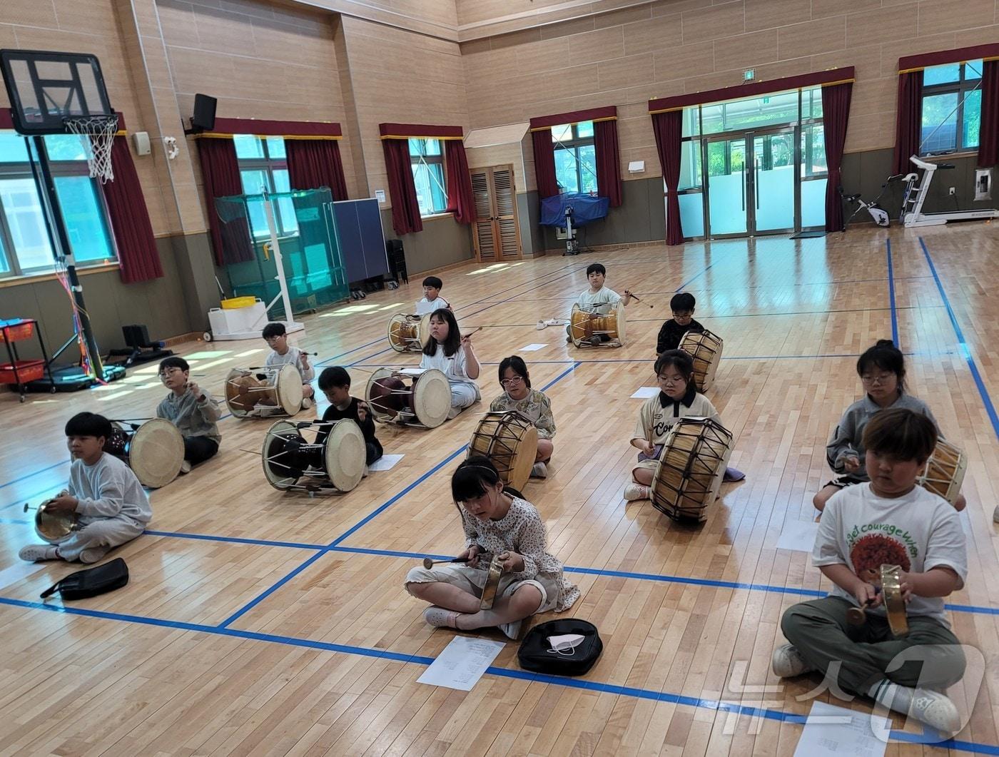 본문 이미지 - 경북교육청은 23일 2026학년도부터 도내 모든 초등학교 3학년 학생을 대상으로 ‘방과후 프로그램 이용권’을 무상 제공한다.(경북교육청 제공. 재판매 및 DB금지) /뉴스1