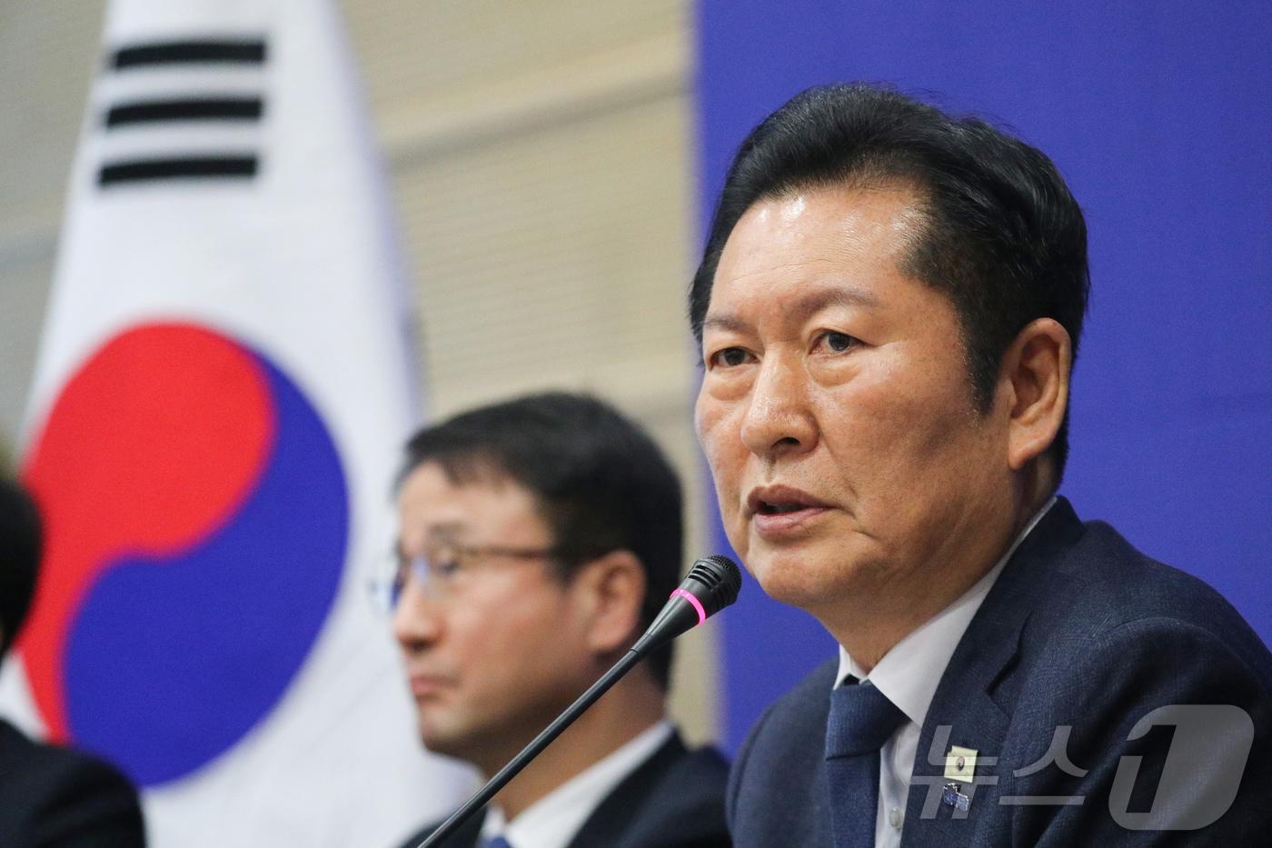 본문 이미지 - 정청래 더불어민주당 대표가 23일 충북 진천선수촌에서 열린 최고위원회의에서 모두발언을 하고 있다. 2026.1.23/뉴스1 ⓒ News1 김용빈 기자