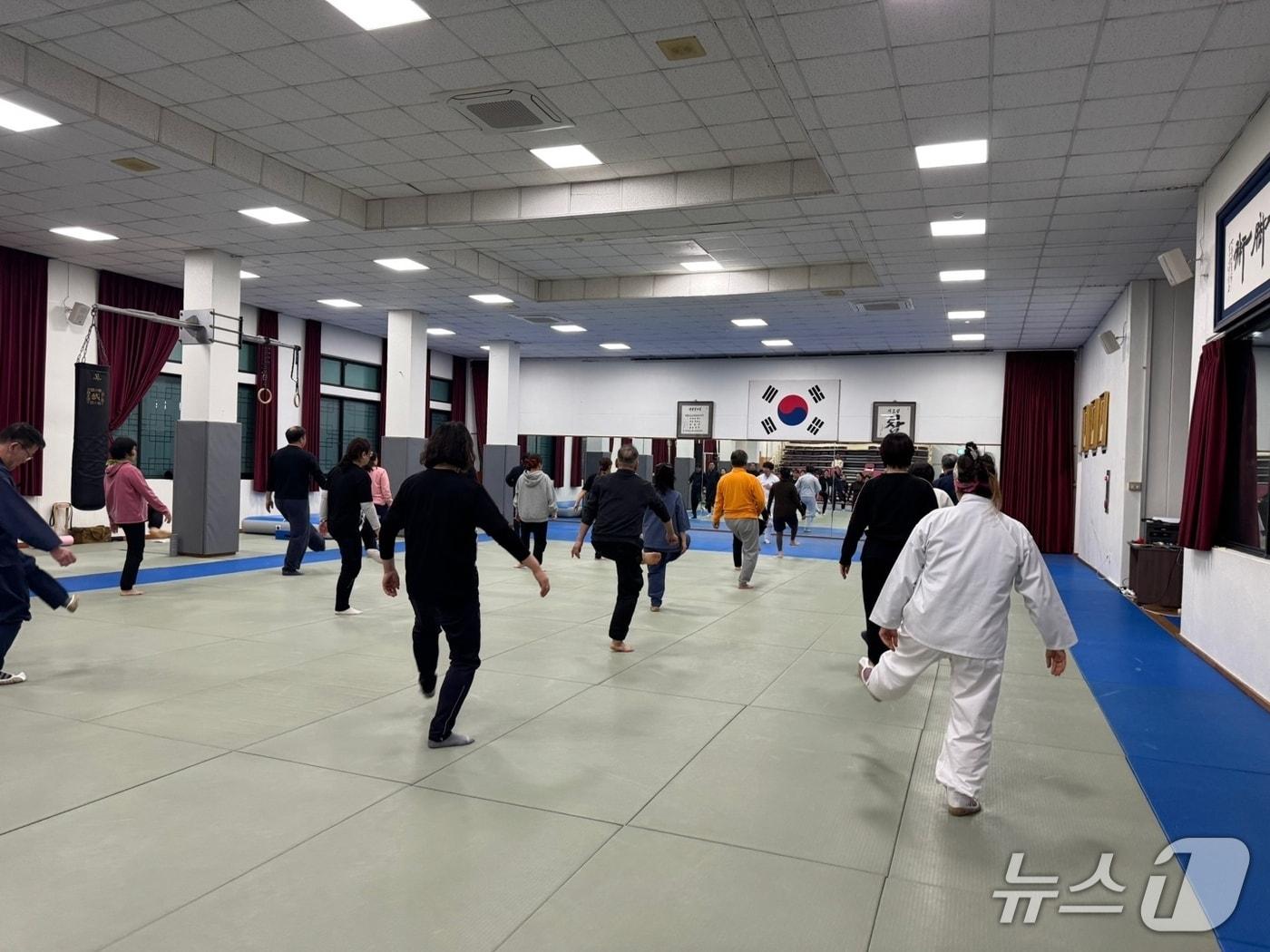 본문 이미지 - 2026년 충주 시민 택견 교실.(충주시 제공. 재판매 및 DB금지)/뉴스1 