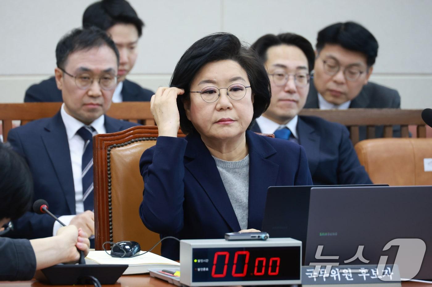 본문 이미지 - 이혜훈 기획예산처 장관 후보자가 23일 서울 여의도 국회에서 열린 인사청문회에 출석해 머리카락을 쓸어넘기고 있다. 2026.1.23/뉴스1 ⓒ News1 국회사진기자단