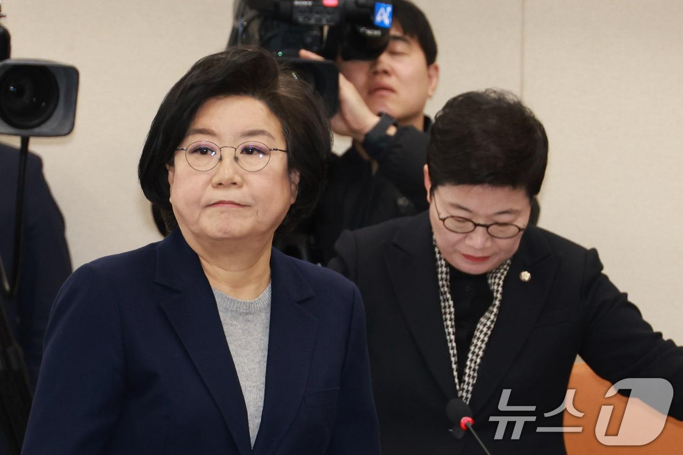 본문 이미지 - 이혜훈 기획예산처 장관 후보자가 23일 서울 여의도 국회에서 열린 인사청문회에 출석해 임이자 재정경제기획위원장에게 선서문을 전달한 후 자리로 이동하고 있다. 2026.1.23/뉴스1 ⓒ News1 국회사진기자단