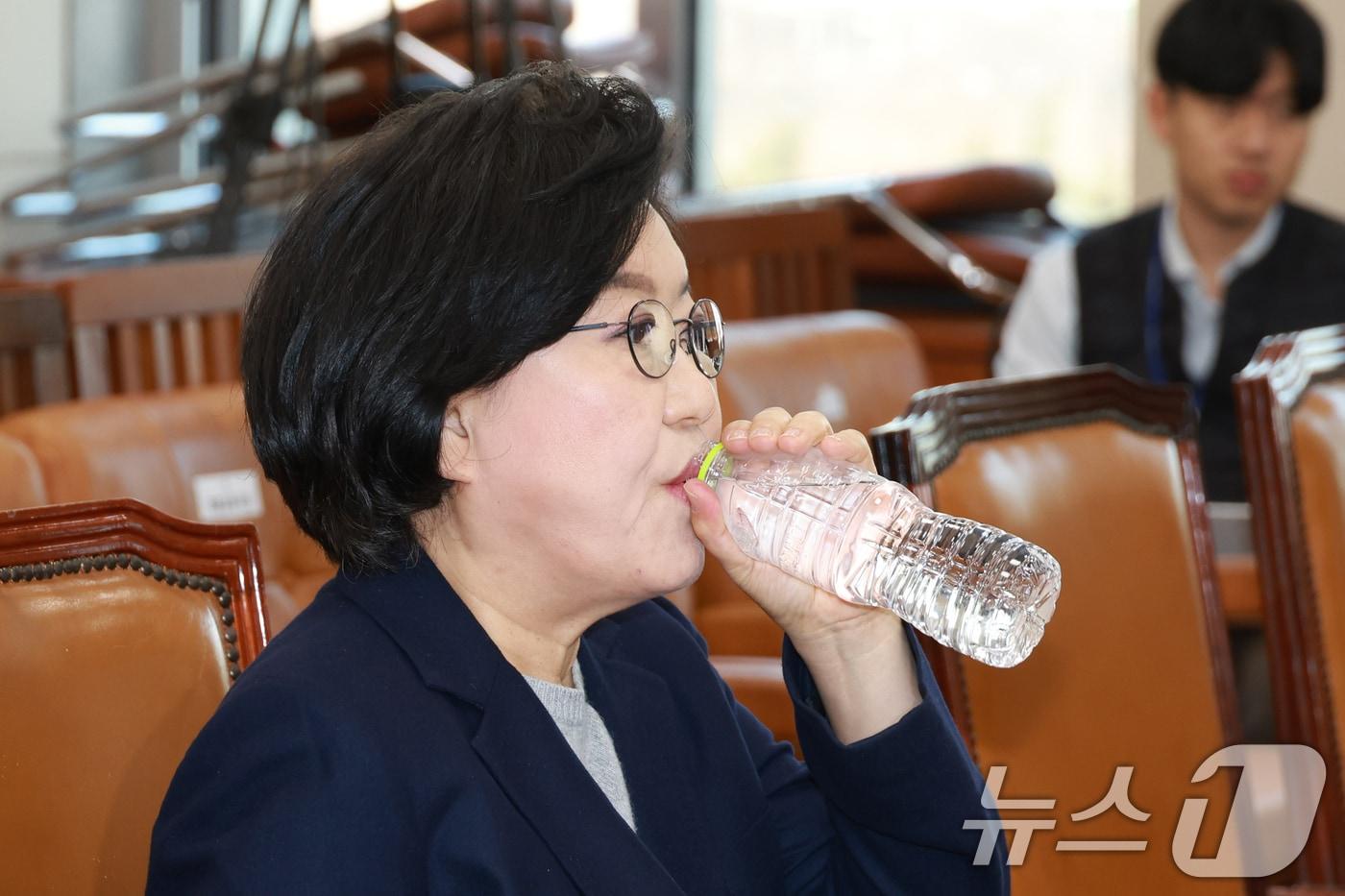 본문 이미지 - 이혜훈 기획예산처 장관 후보자가 23일 서울 여의도 국회에서 열린 인사청문회에 출석해 물을 마시고 있다. 2026.1.23/뉴스1 ⓒ News1 국회사진기자단