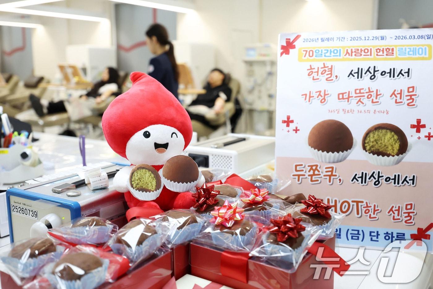 본문 이미지 - 23일 오전 광주 동구 헌혈의집 충장로센터에서 시민들이 헌혈을 하고 있다. 대한적십자사 광주·전남혈액원은 이날 헌혈자들에게 두바이쫀득쿠키 증정 행사를 진행한다. 2026.1.23/뉴스1 ⓒ News1 이승현 기자