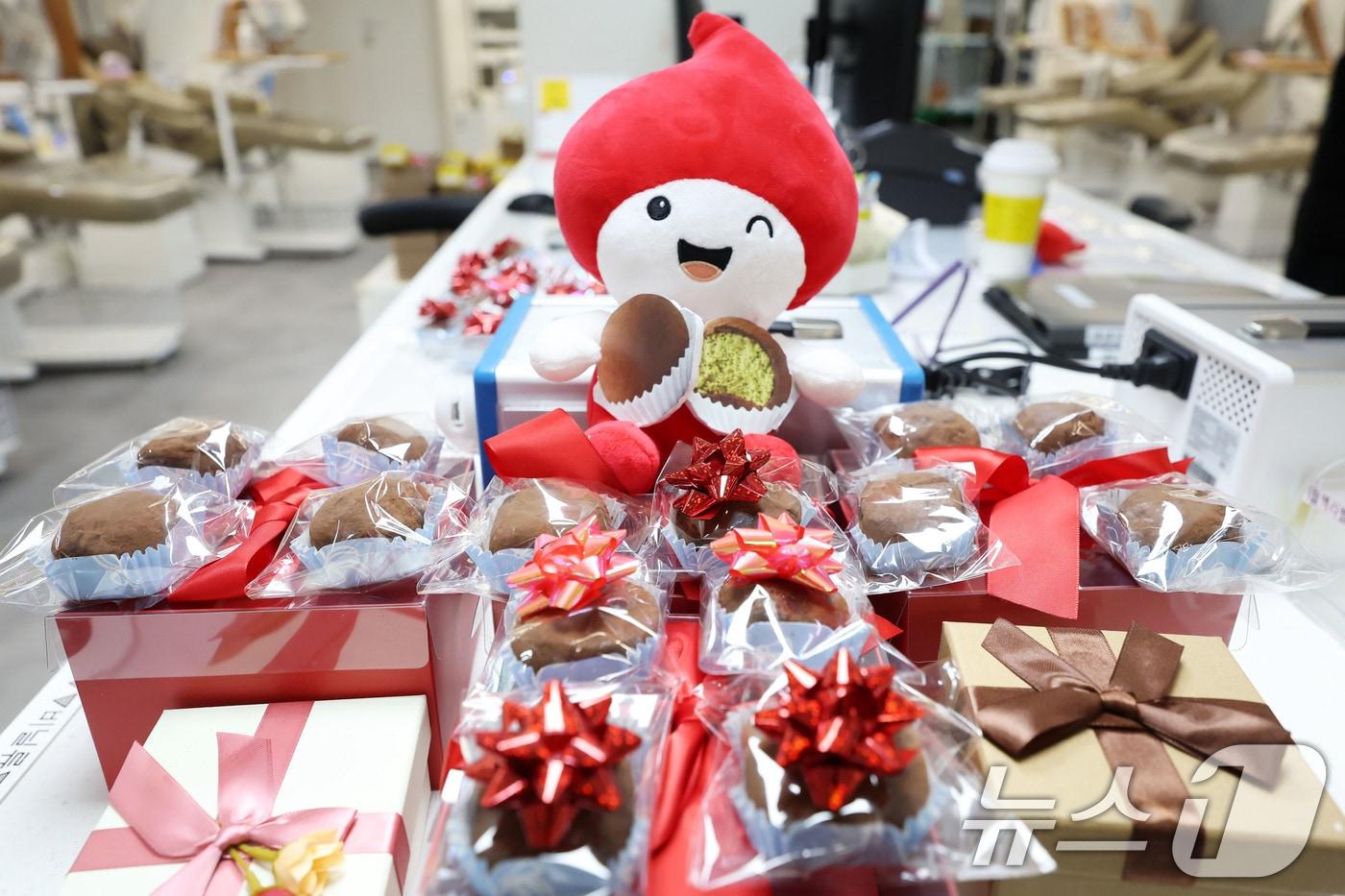 본문 이미지 - 23일 오전 광주 동구 헌혈의집 충장로센터에 두바이쫀득쿠키가 진열돼 있다. 대한적십자사 광주·전남혈액원은 이날 헌혈자들에게 두바이쫀득쿠키 증정 행사를 진행한다. 2026.1.23/뉴스1 ⓒ News1 이승현 기자