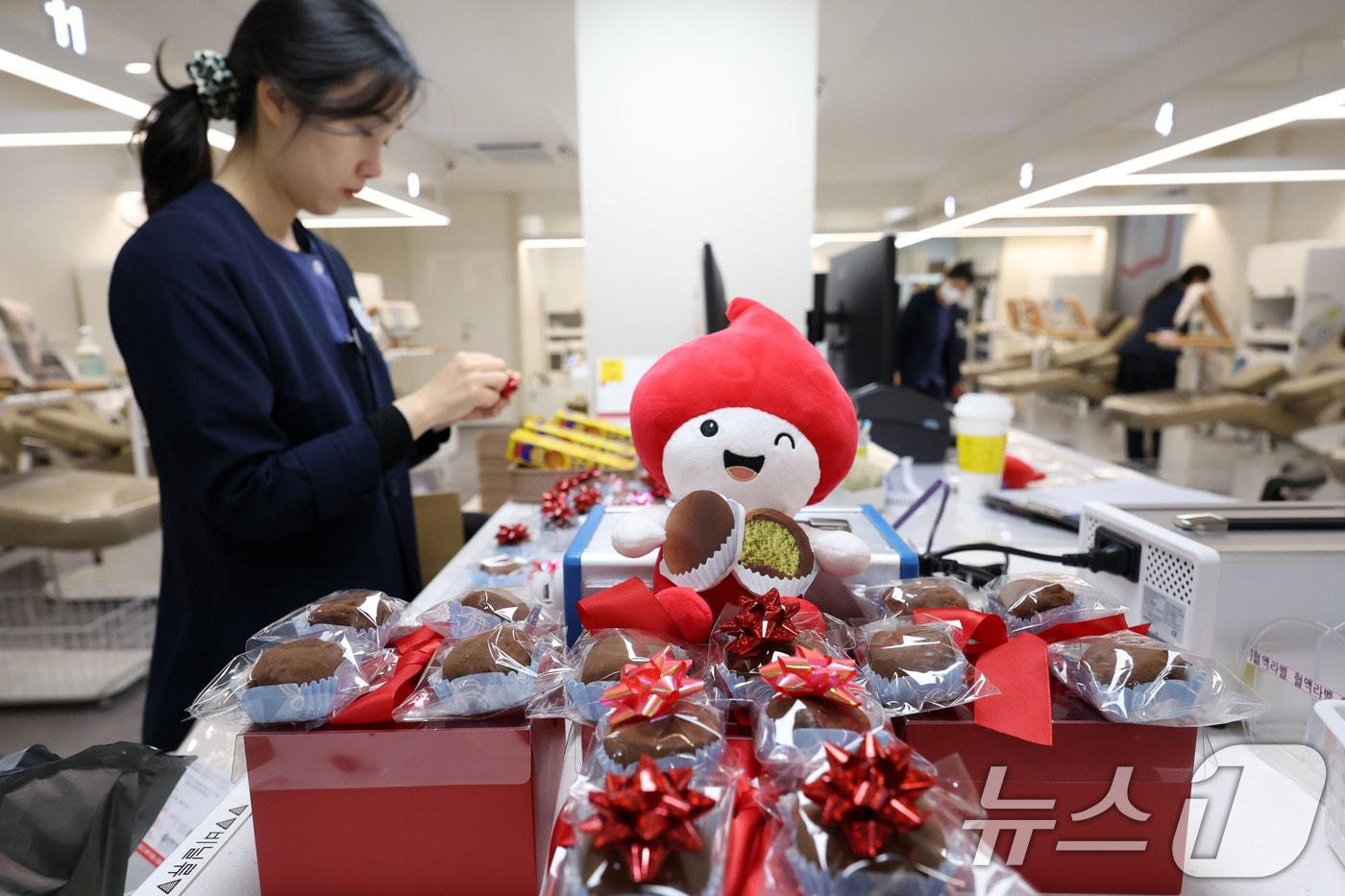 본문 이미지 - 23일 오전 광주 동구 헌혈의집 충장로센터 직원이 헌혈자들에게 증정할 두바이쫀득쿠키를 포장하고 있다. 2026.1.23/뉴스1 ⓒ News1 이승현 기자