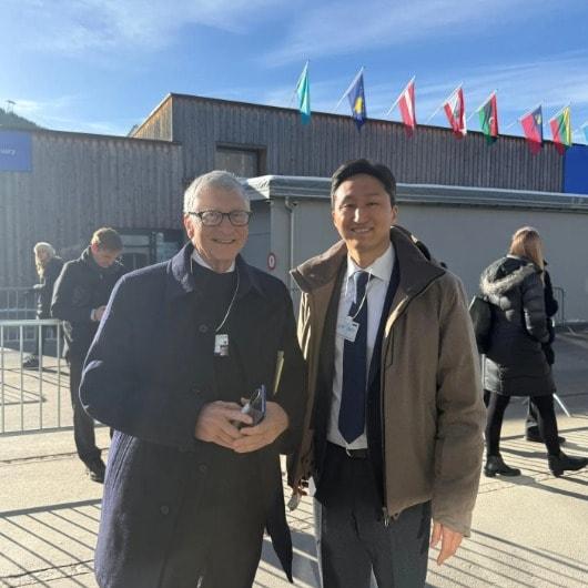 본문 이미지 - 정기선 HD현대 회장(왼쪽)이 22일(현지시각) 스위스에서 열린 2026 세계경제포럼 연차총회 '다보스 포럼'장에서 빌 게이츠 테라파워 회장과 만난 모습(인스타그램 'hd.hyundai' 갈무리). 2026.01.23.