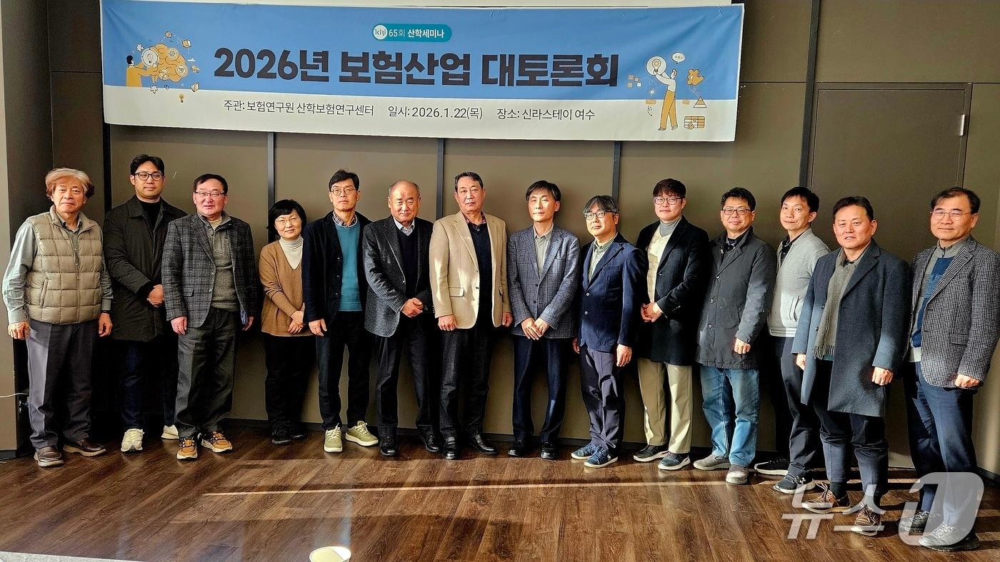 본문 이미지 - 보험연구원은 지난 22일 보험회사의 AI리스크 관리 및 모집시장 주요 이슈와 과제 대해 논의하기 위한 '2026년 보험산업 대토론회' 산학세미나를 개최했다고 23일 밝혔다./사진제공=보험연구원