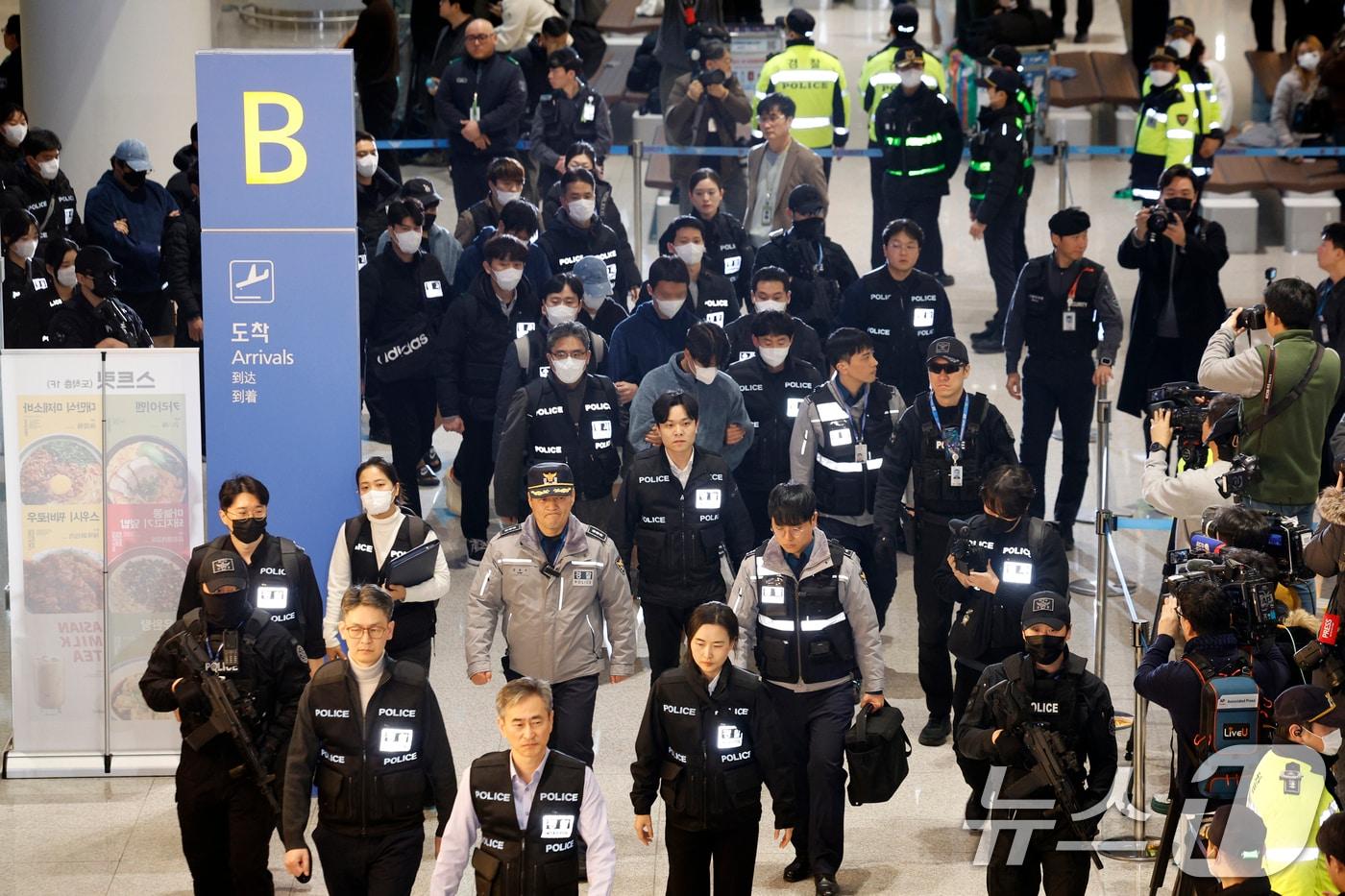 본문 이미지 - 캄보디아를 거점으로 대규모 스캠 범죄를 저지른 한국 국적 피의자 73명이 23일 오전 인천국제공항 2터미널을 통해 강제 송환되고 있다. 2026.1.23/뉴스1 ⓒ News1 안은나 기자