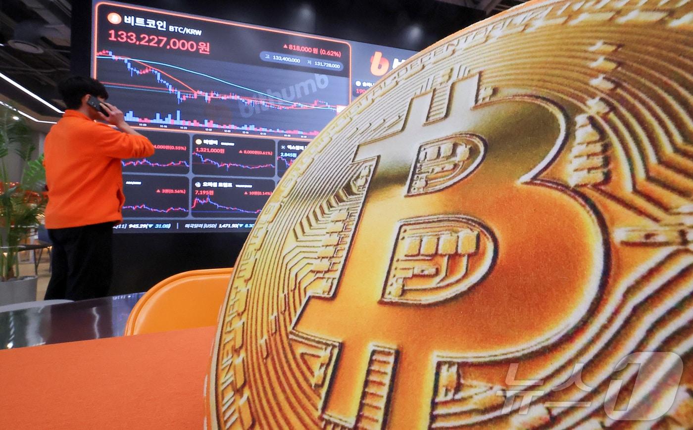 본문 이미지 - 그린란드 사태가 진정되고 있음에도 가상자산이 일제히 하락한 23일 서울 서초구 빗썸라운지 강남본점에서 비트코인 등 가상자산 거래 가격이 표시되고 있다. 2ⓒ News1 김성진 기자