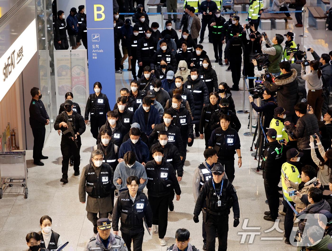 본문 이미지 - 캄보디아를 거점으로 대규모 스캠 범죄를 저지른 한국 국적 피의자 73명이 23일 오전 인천국제공항 2터미널을 통해 강제 송환되고 있다.  2026.1.23/뉴스1 ⓒ News1 안은나 기자